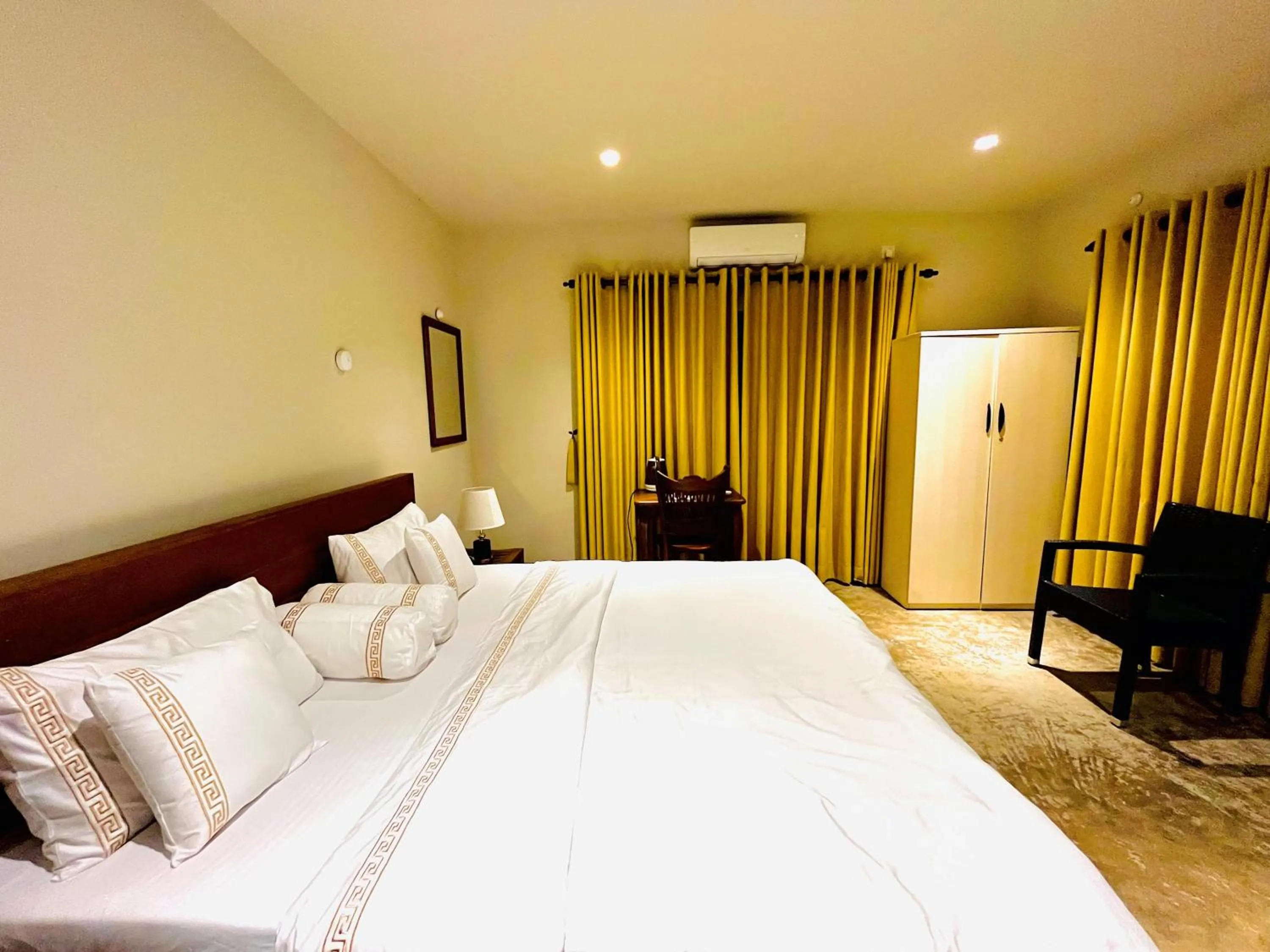 Bed in Ceylon Kingsmen Garden - Katunayake Airport Transit Hotels