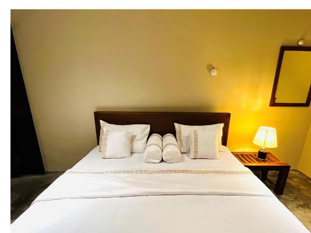 Bed in Ceylon Kingsmen Garden - Katunayake Airport Transit Hotels