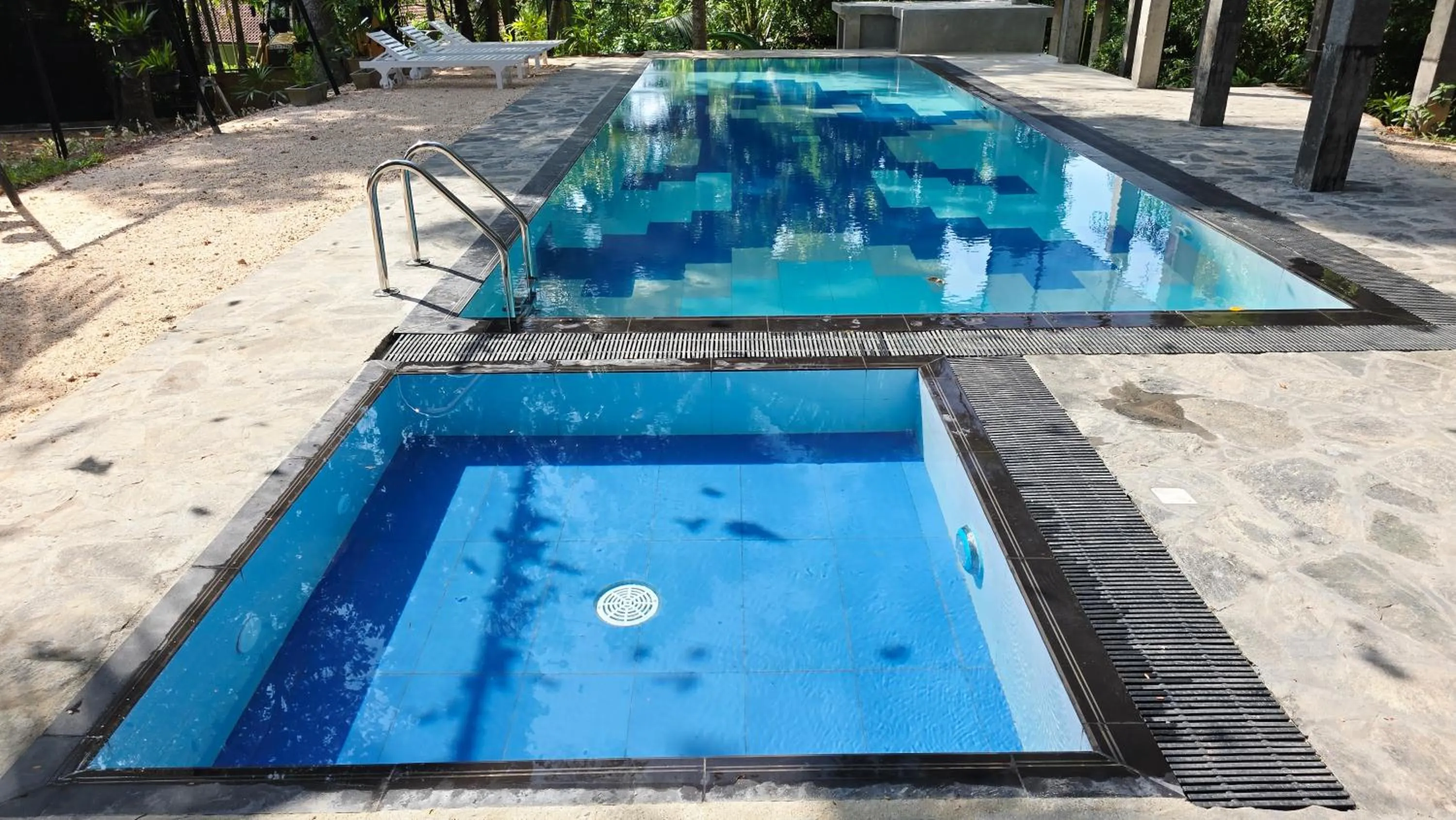 Swimming pool in Ceylon Kingsmen Garden - Katunayake Airport Transit Hotels