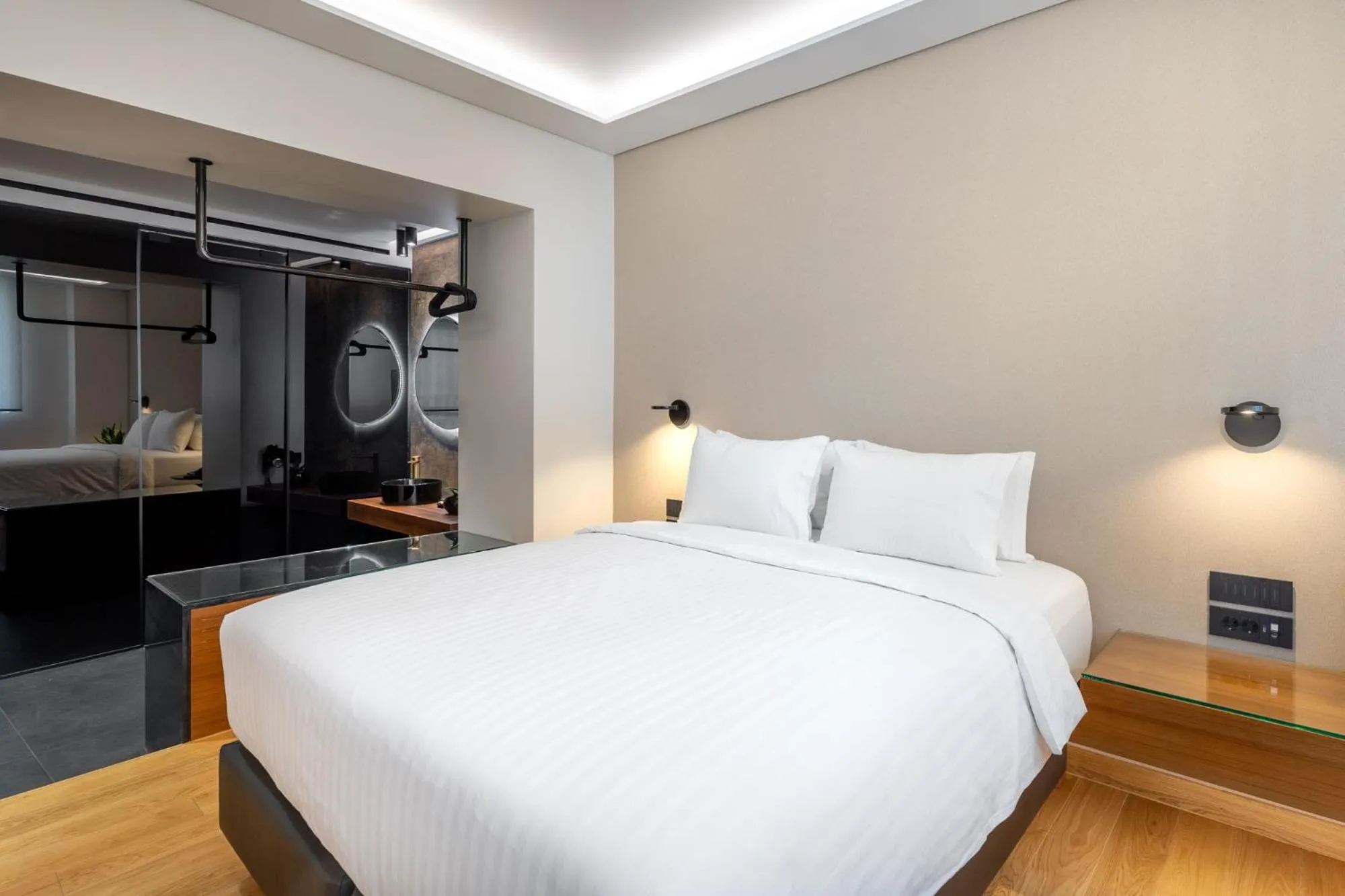 Photo of the whole room, Bed in Amazon Hotel