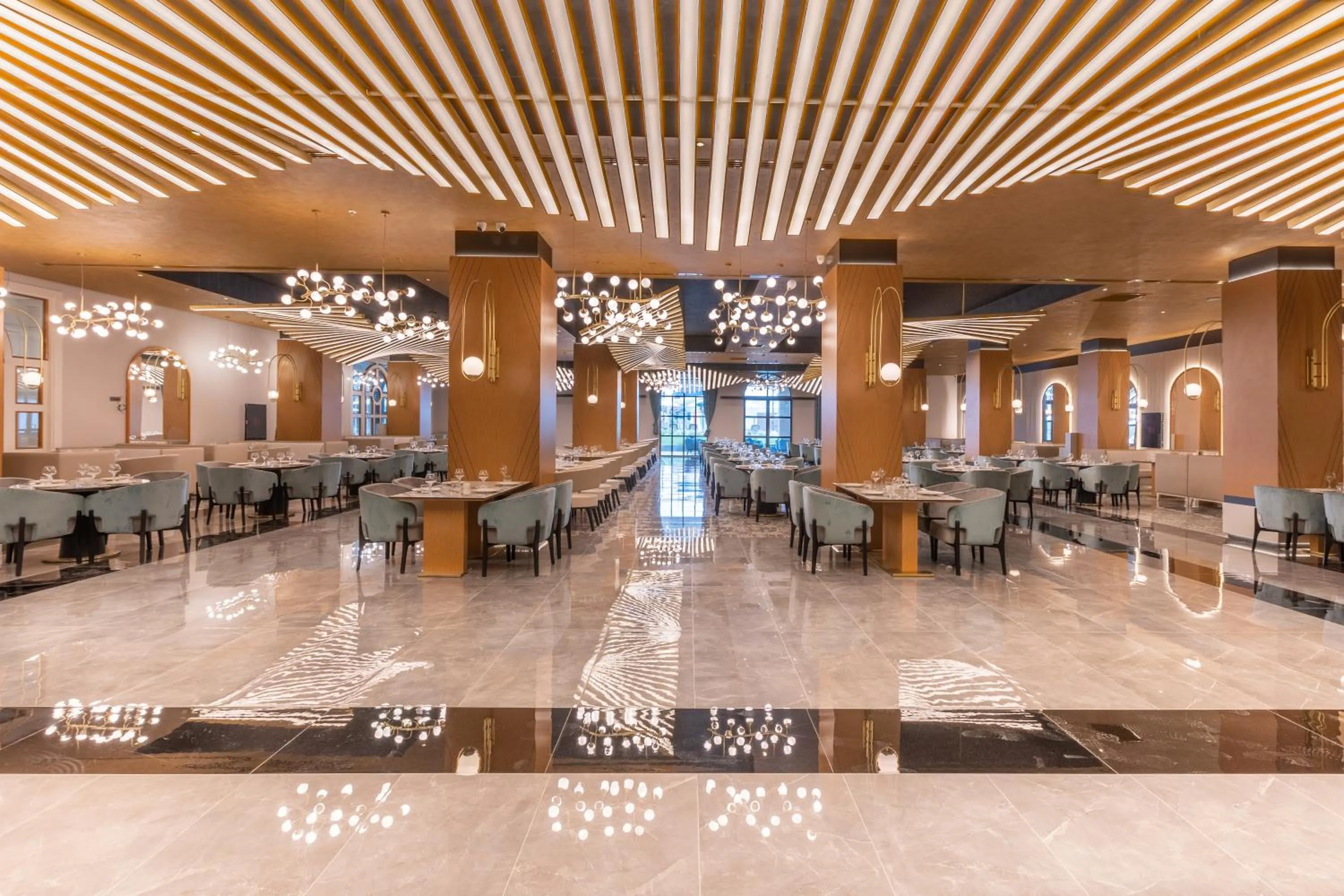 Restaurant/places to eat in Serenity Queen Hotel