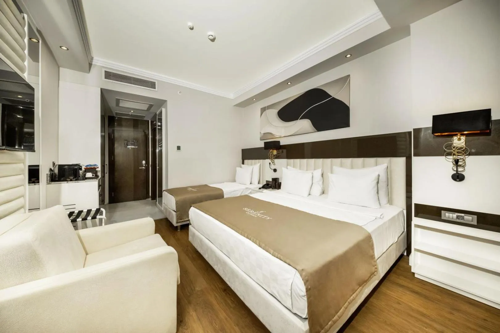 Bed in Serenity Queen Hotel