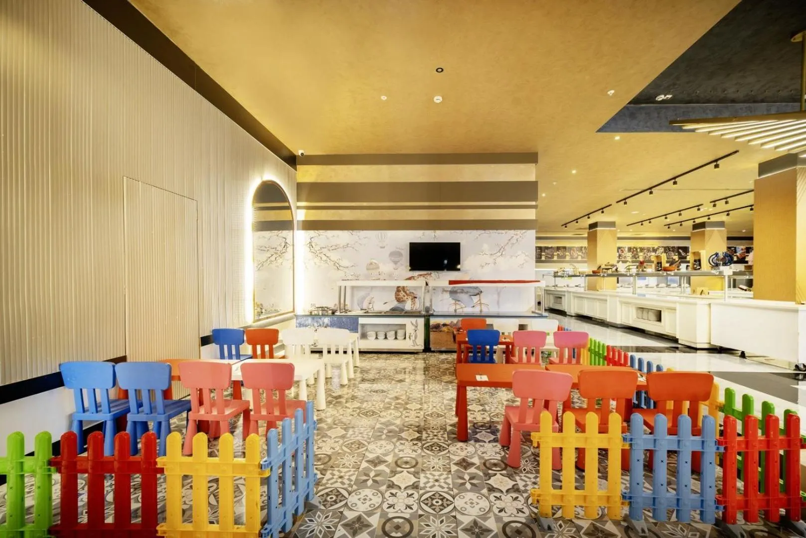 Restaurant/places to eat in Serenity Queen Hotel