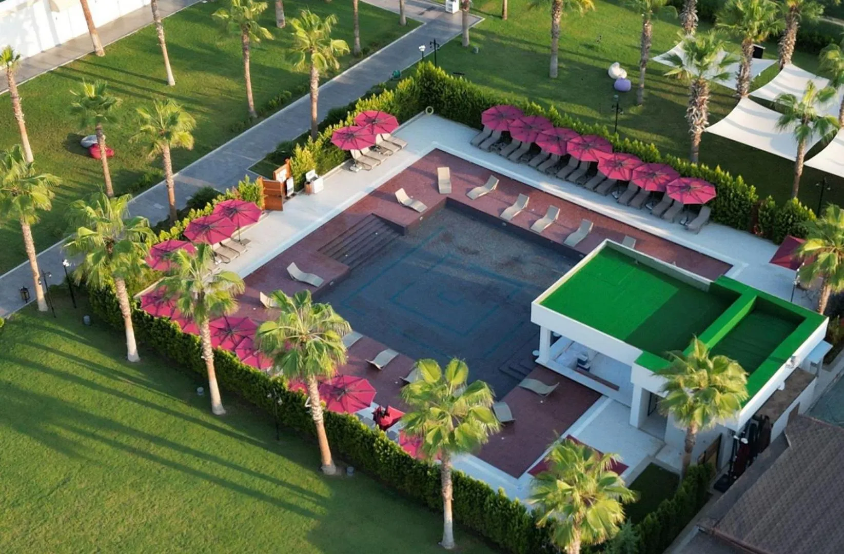 Day in Serenity Queen Hotel