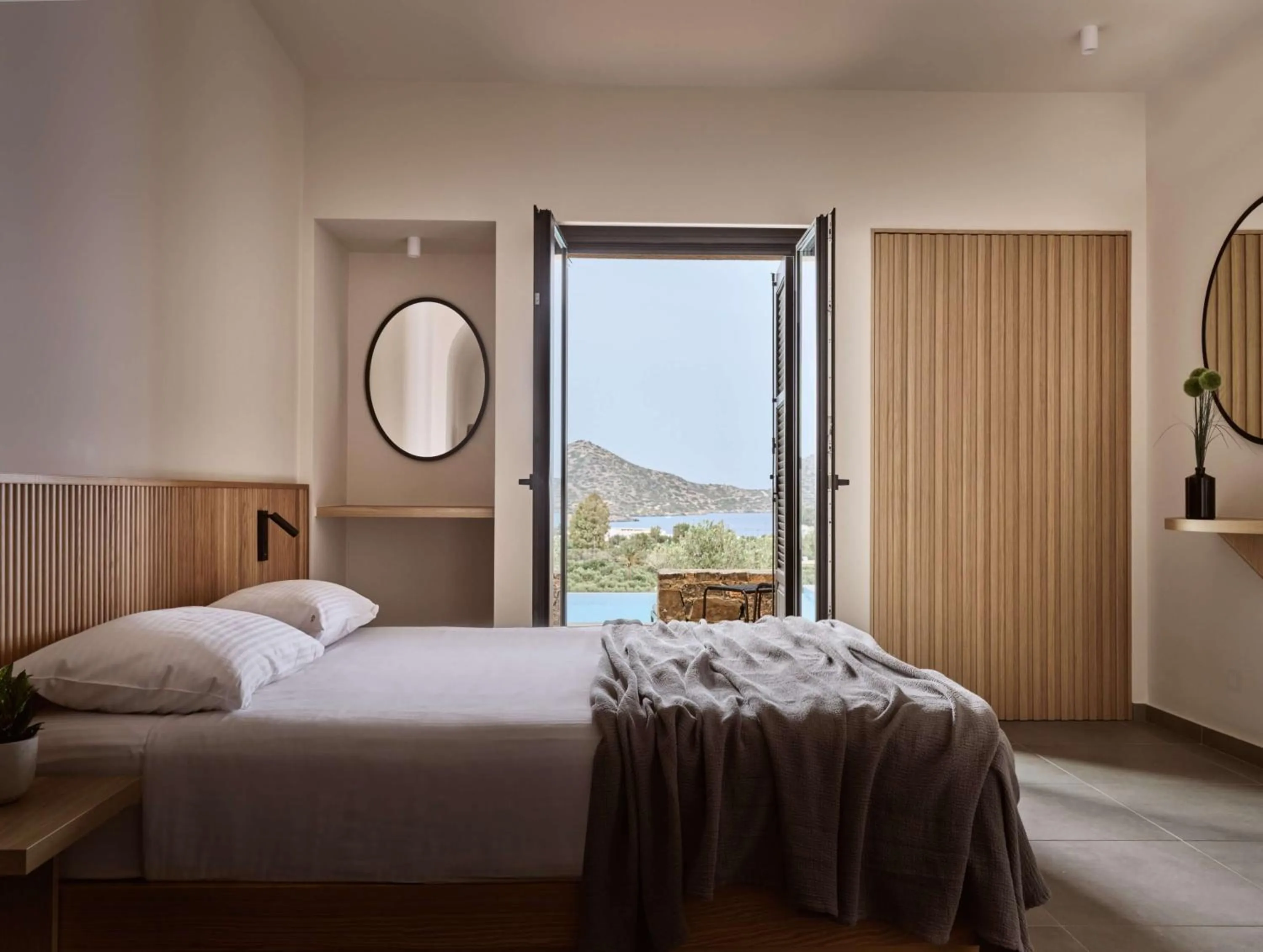 Bed in Elounda Palm Hotel & Suites