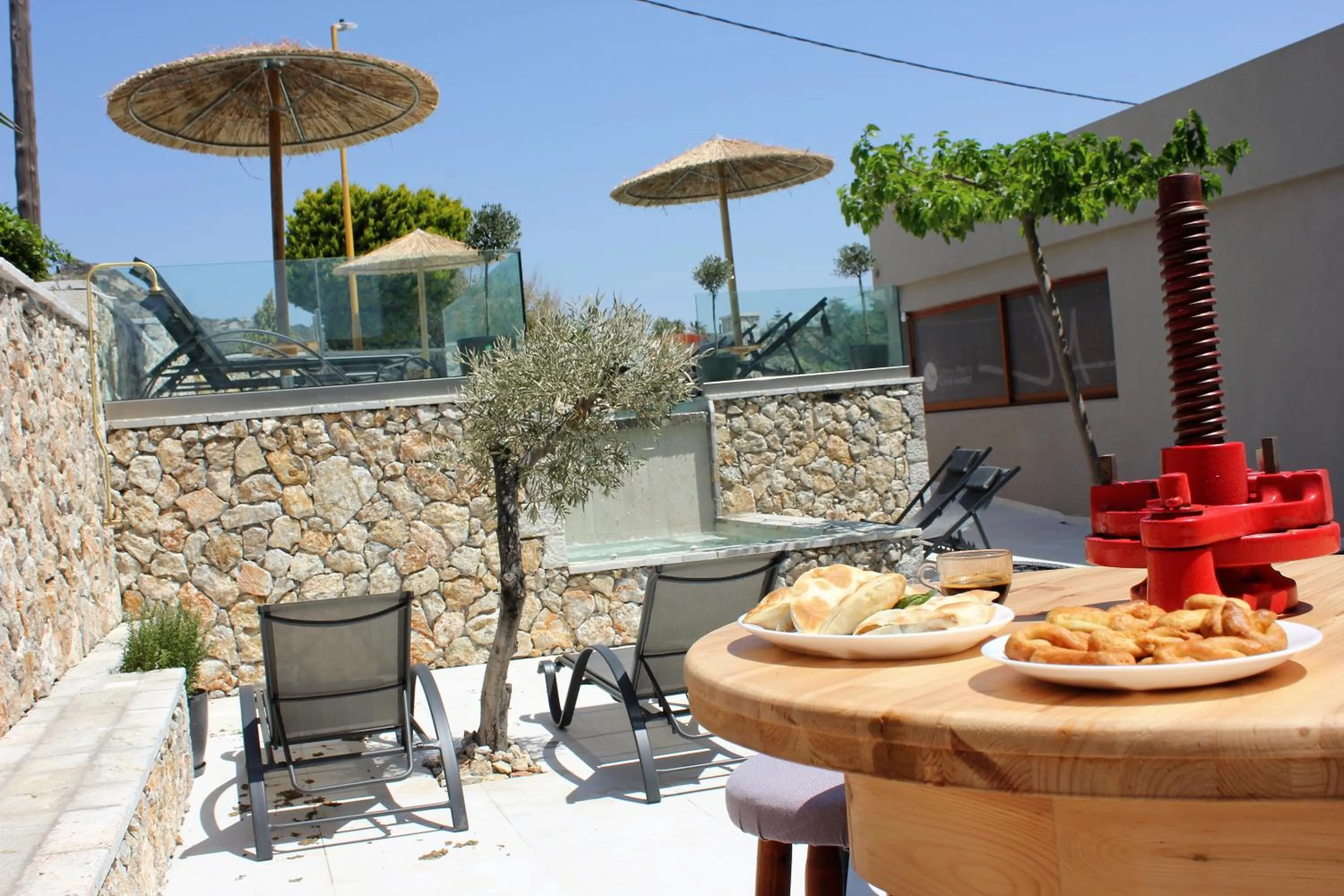 Pool view in John Mary