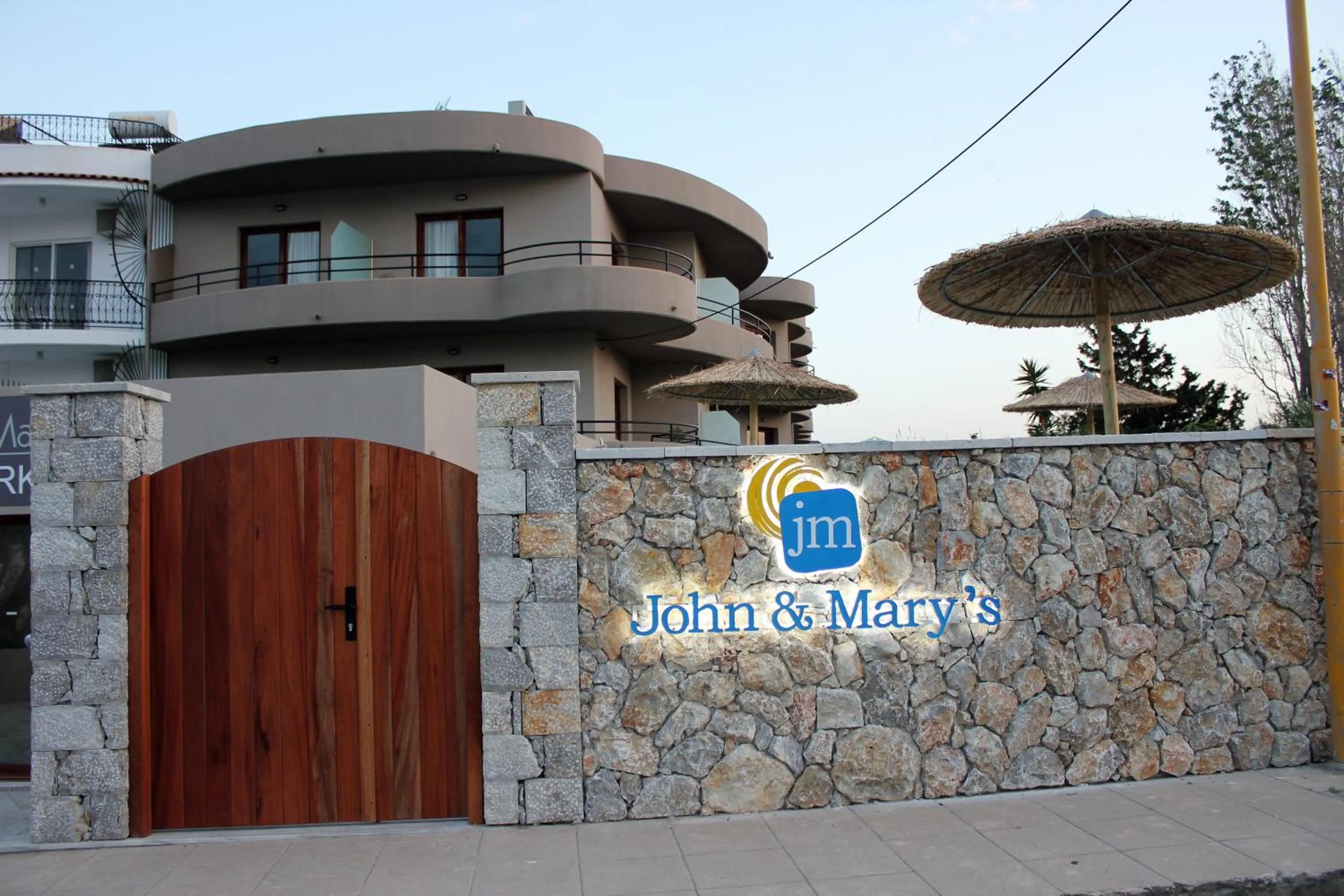 Facade/entrance in John Mary