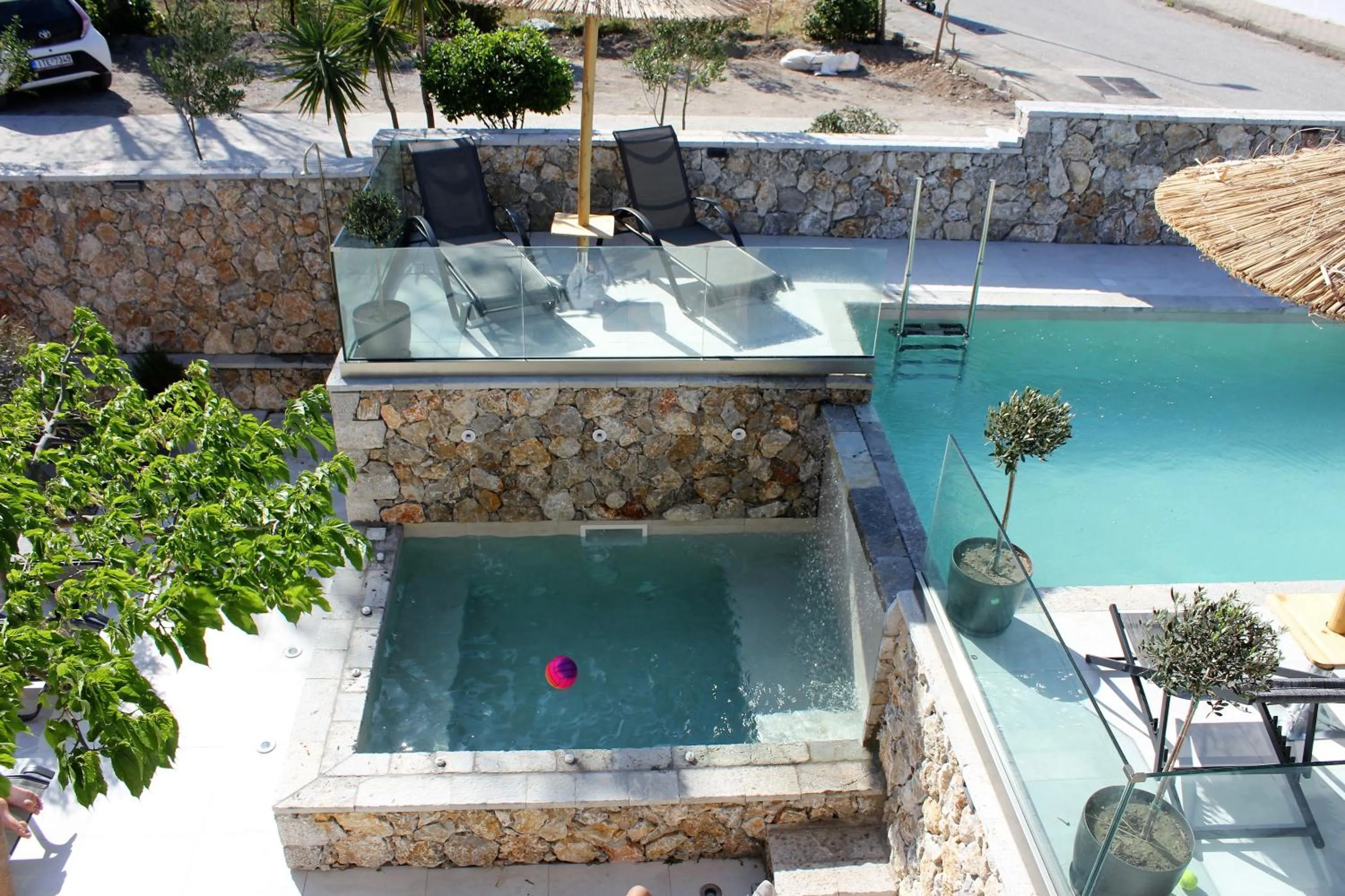 Pool view in John Mary