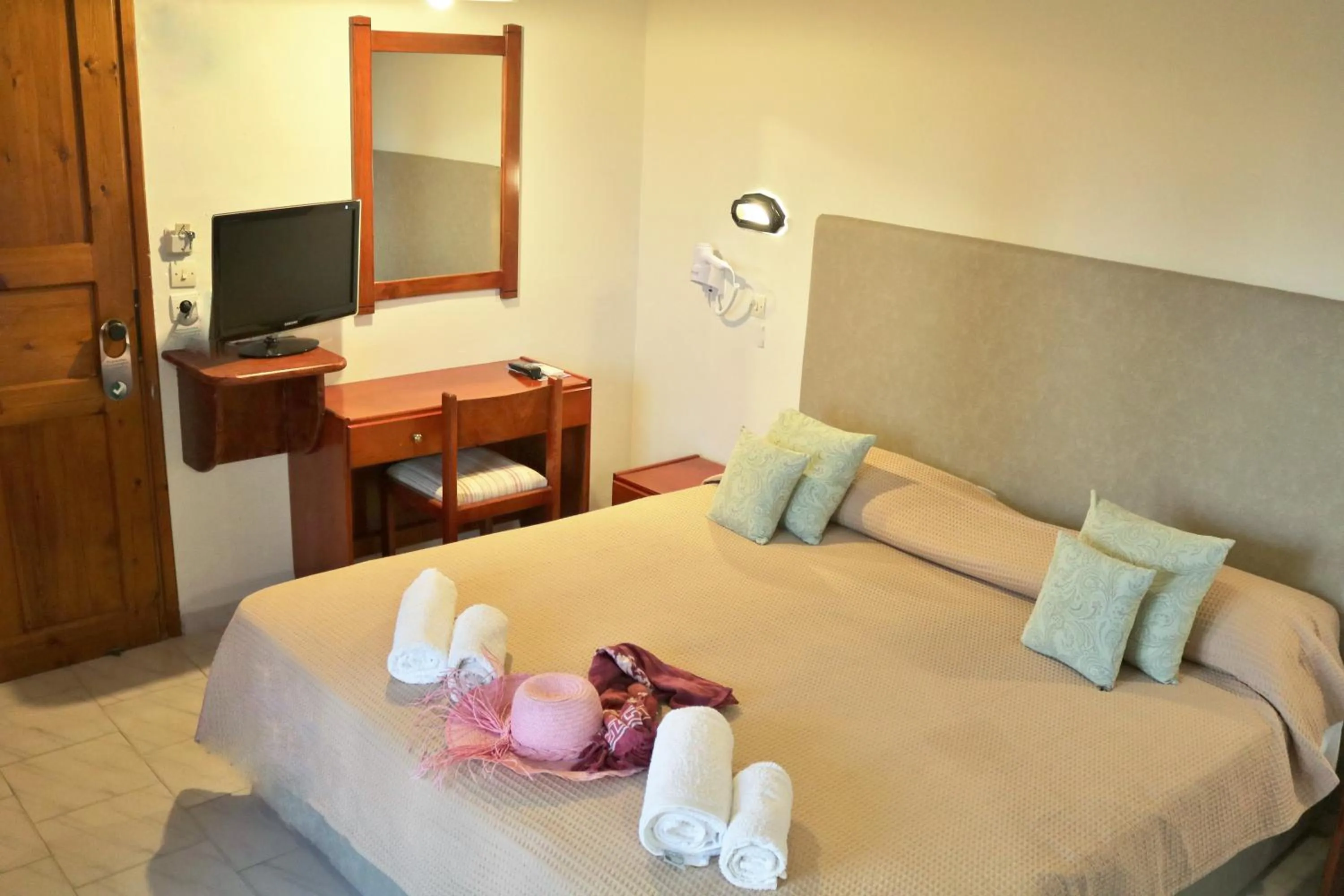 Photo of the whole room, Bed in John Mary