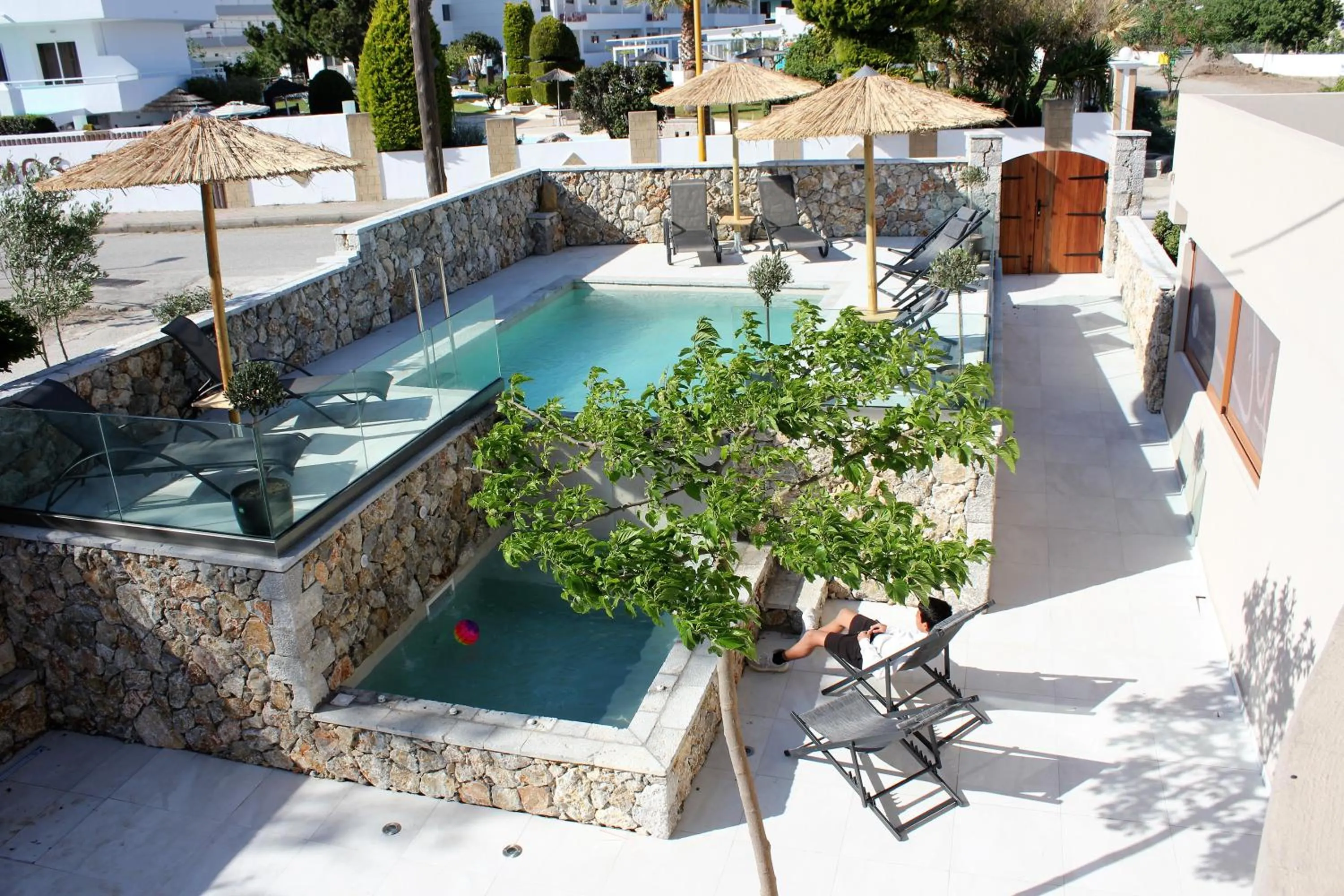 Pool view in John Mary