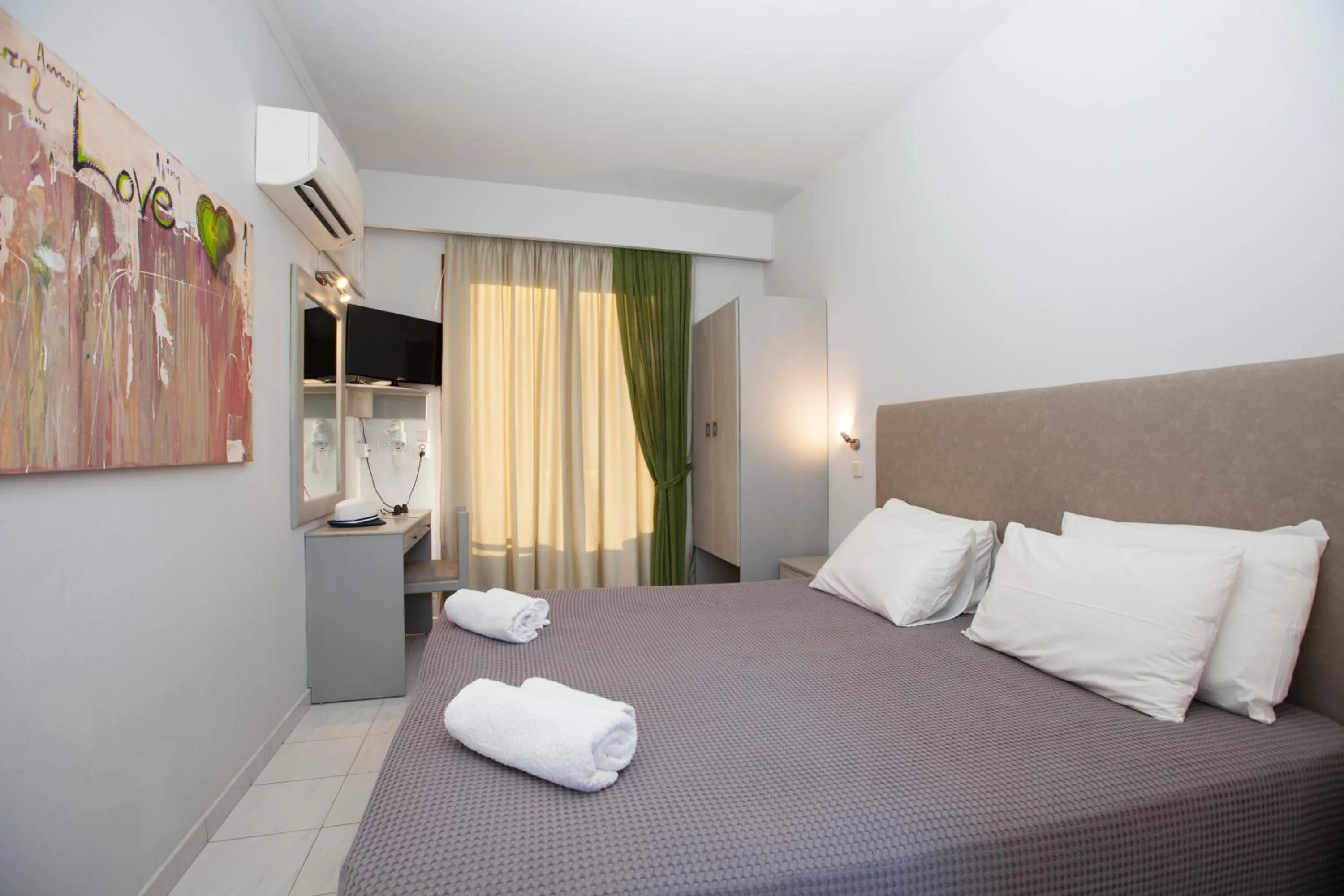 Photo of the whole room, Bed in John Mary