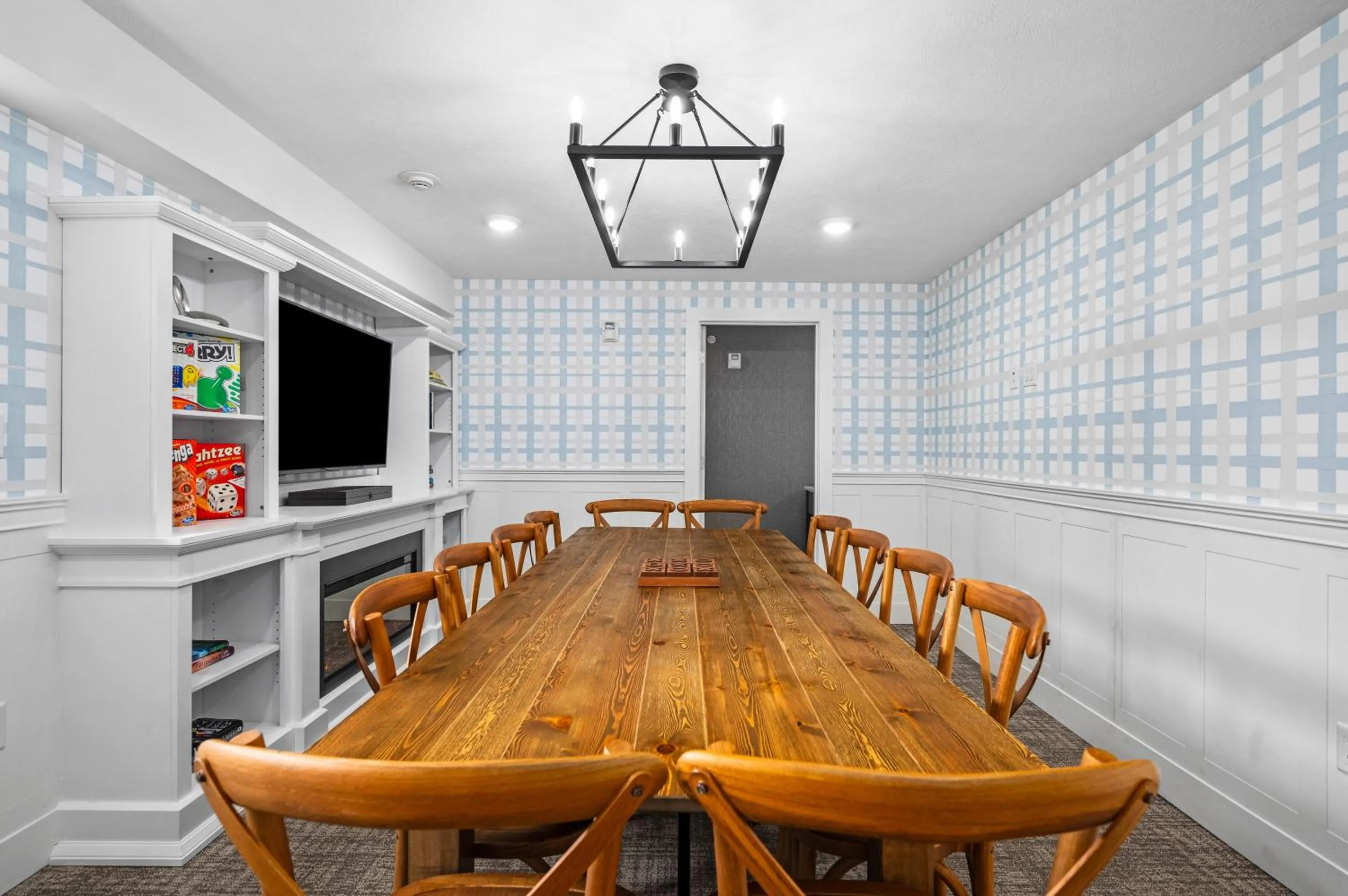 Communal lounge/ TV room in Alexandra Inn