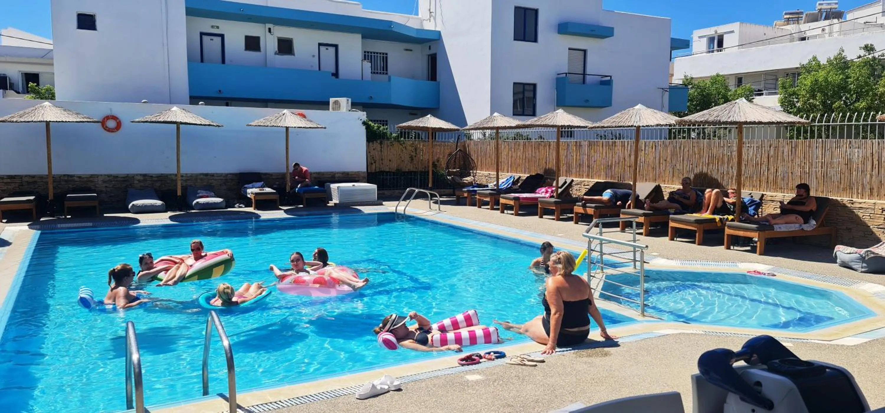 JP Pool & Apartments