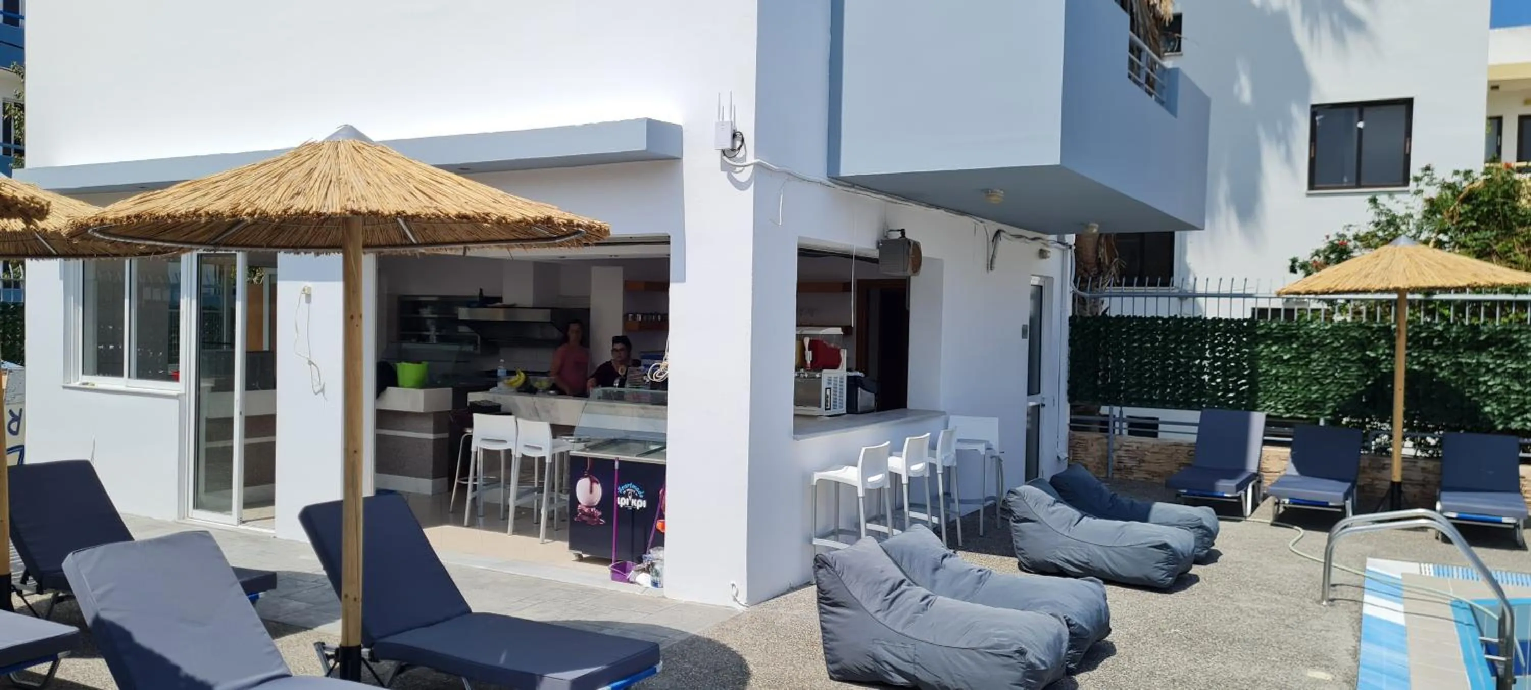 Restaurant/places to eat in JP Pool & Apartments