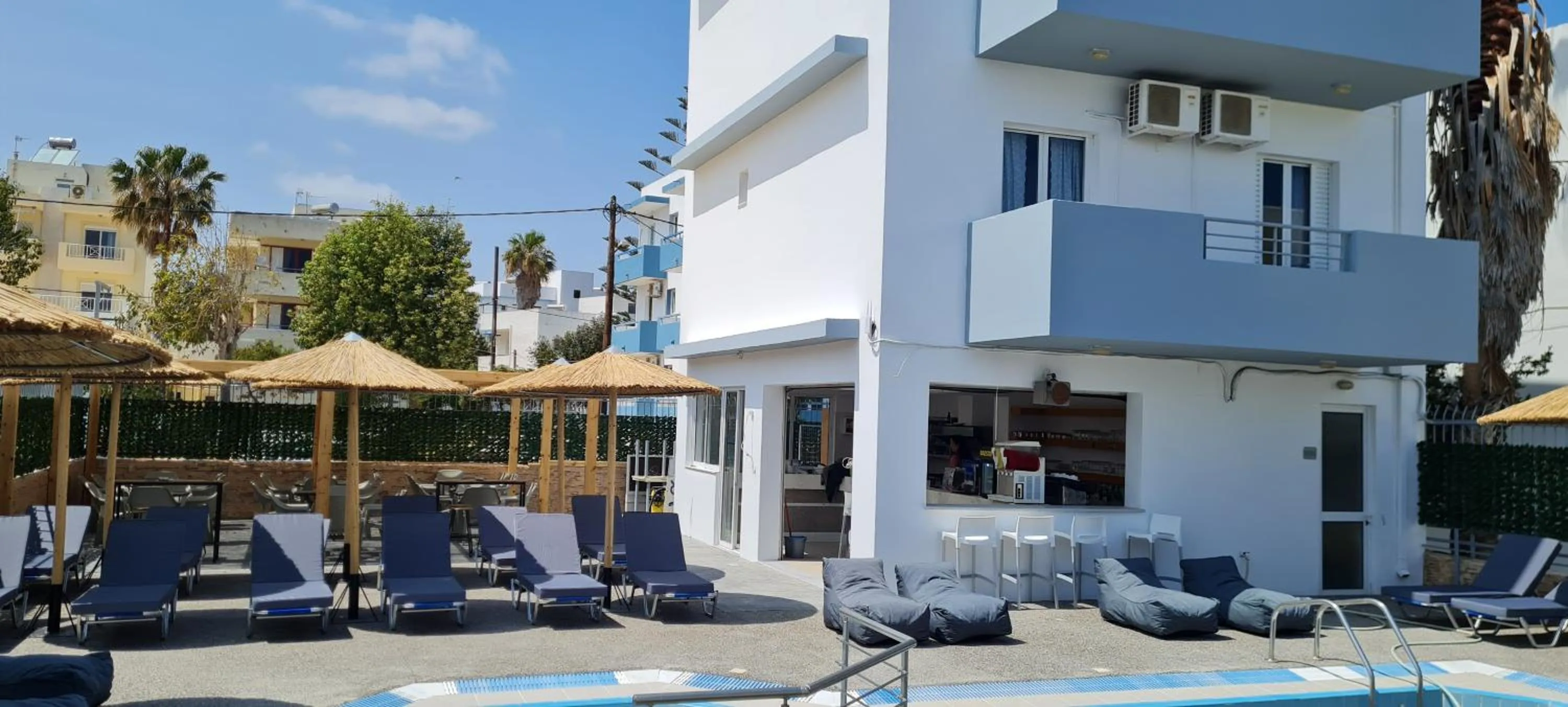 Restaurant/places to eat in JP Pool & Apartments