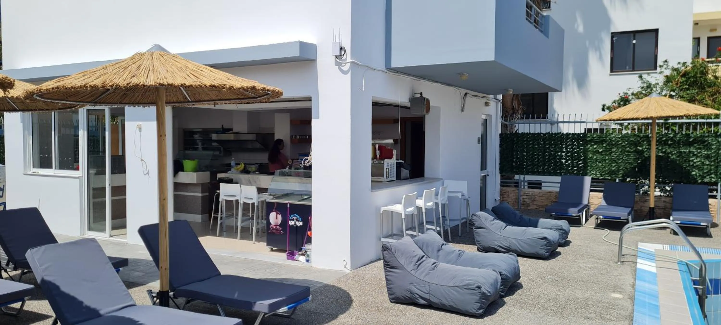 Restaurant/places to eat in JP Pool & Apartments