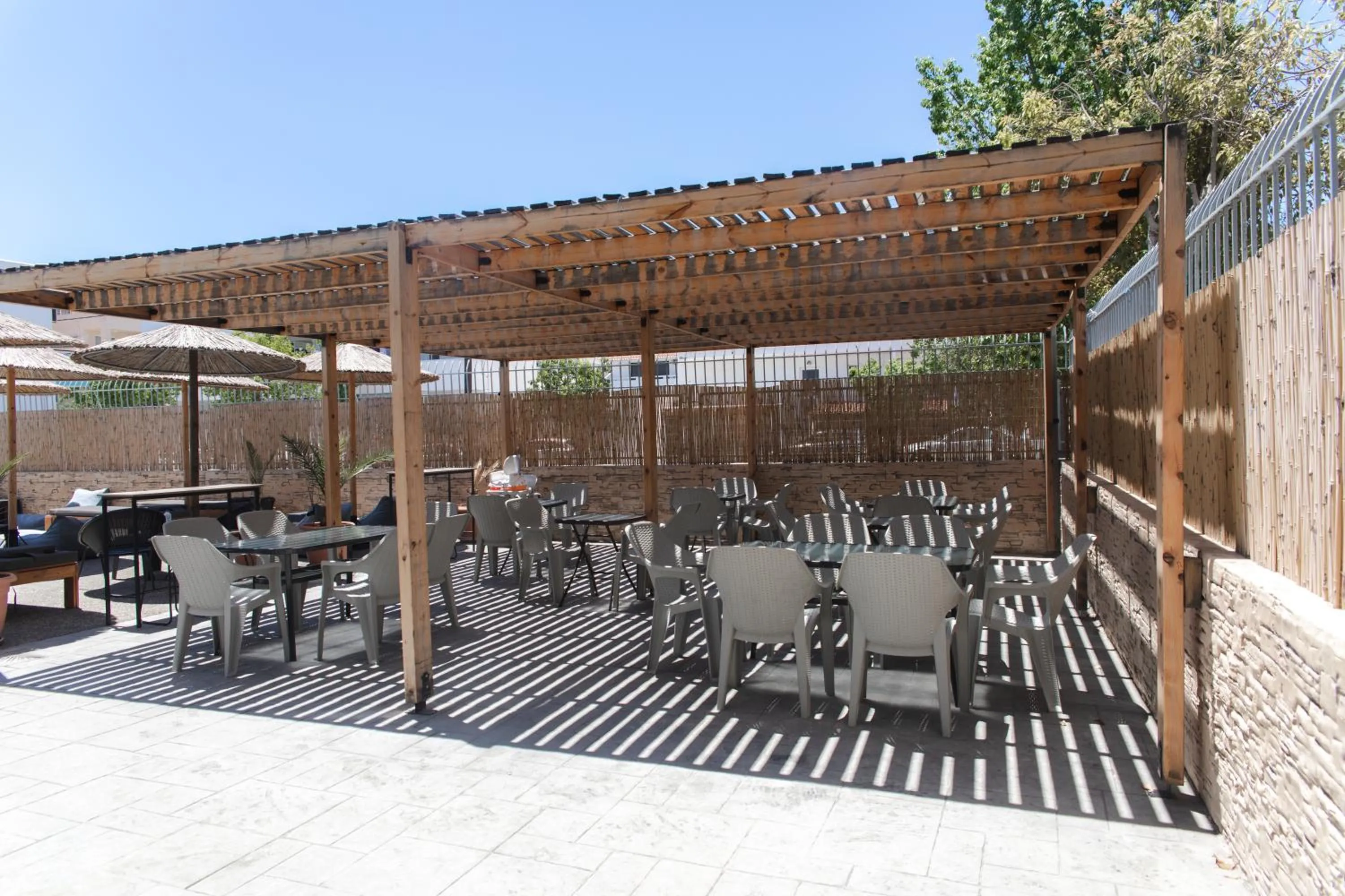 Restaurant/places to eat in JP Pool & Apartments