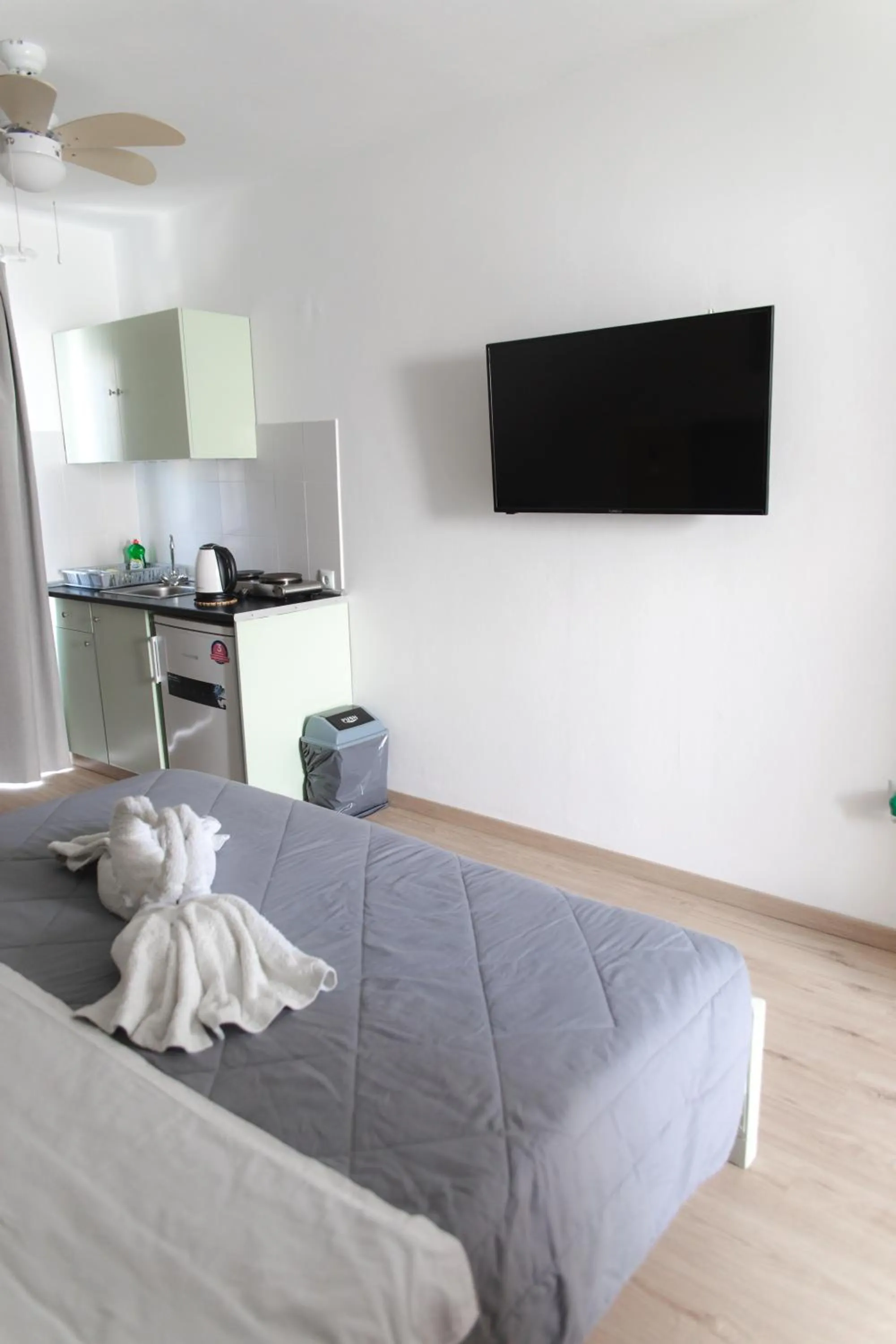 Bed in JP Pool & Apartments