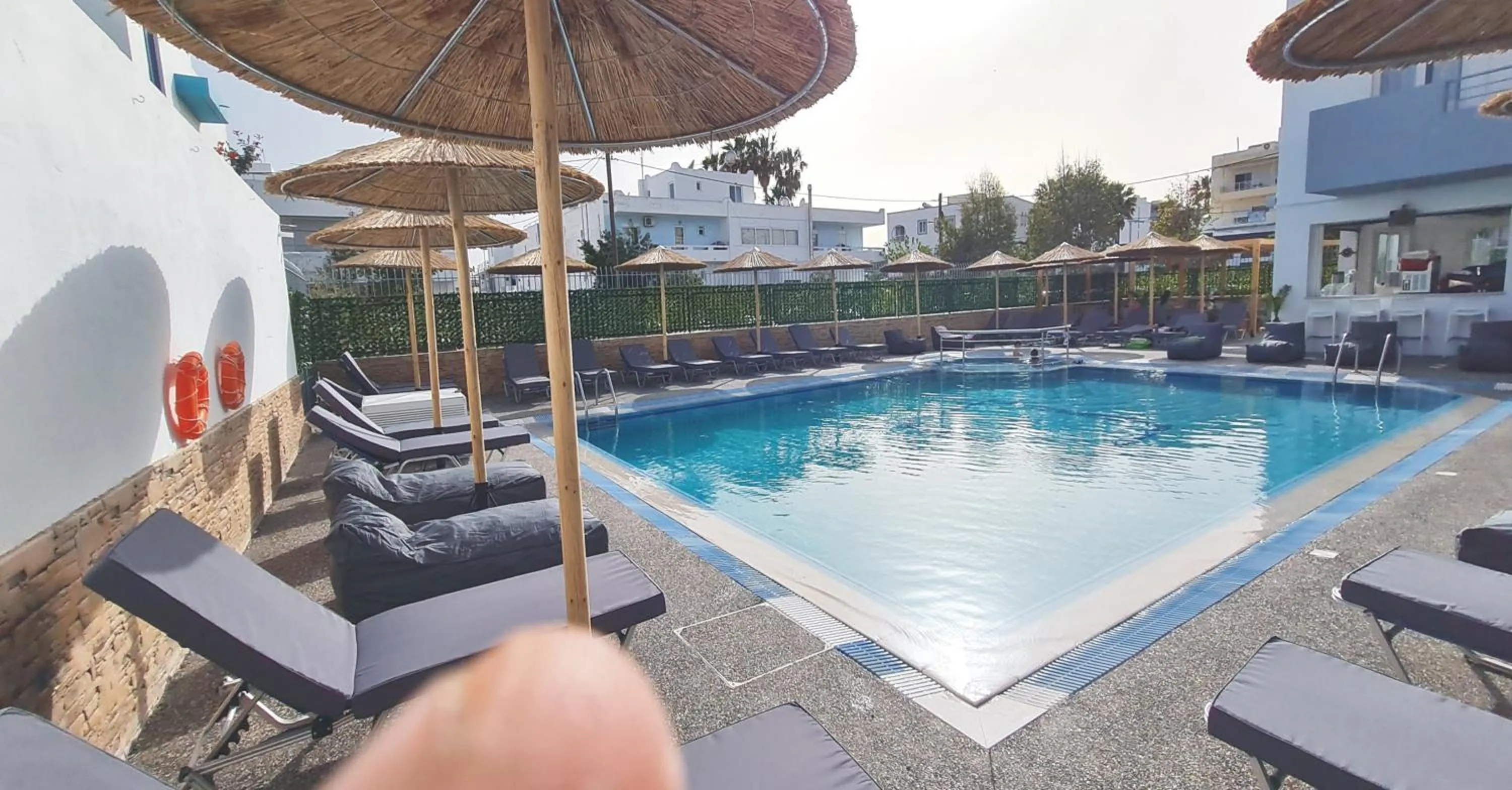 Restaurant/places to eat in JP Pool & Apartments