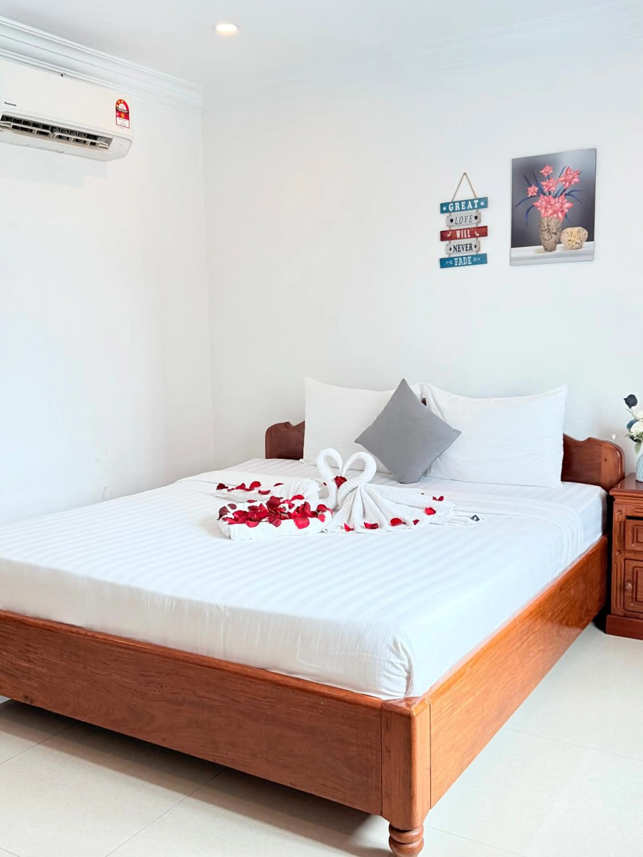 air conditioner, Bed in White Corner Hotel