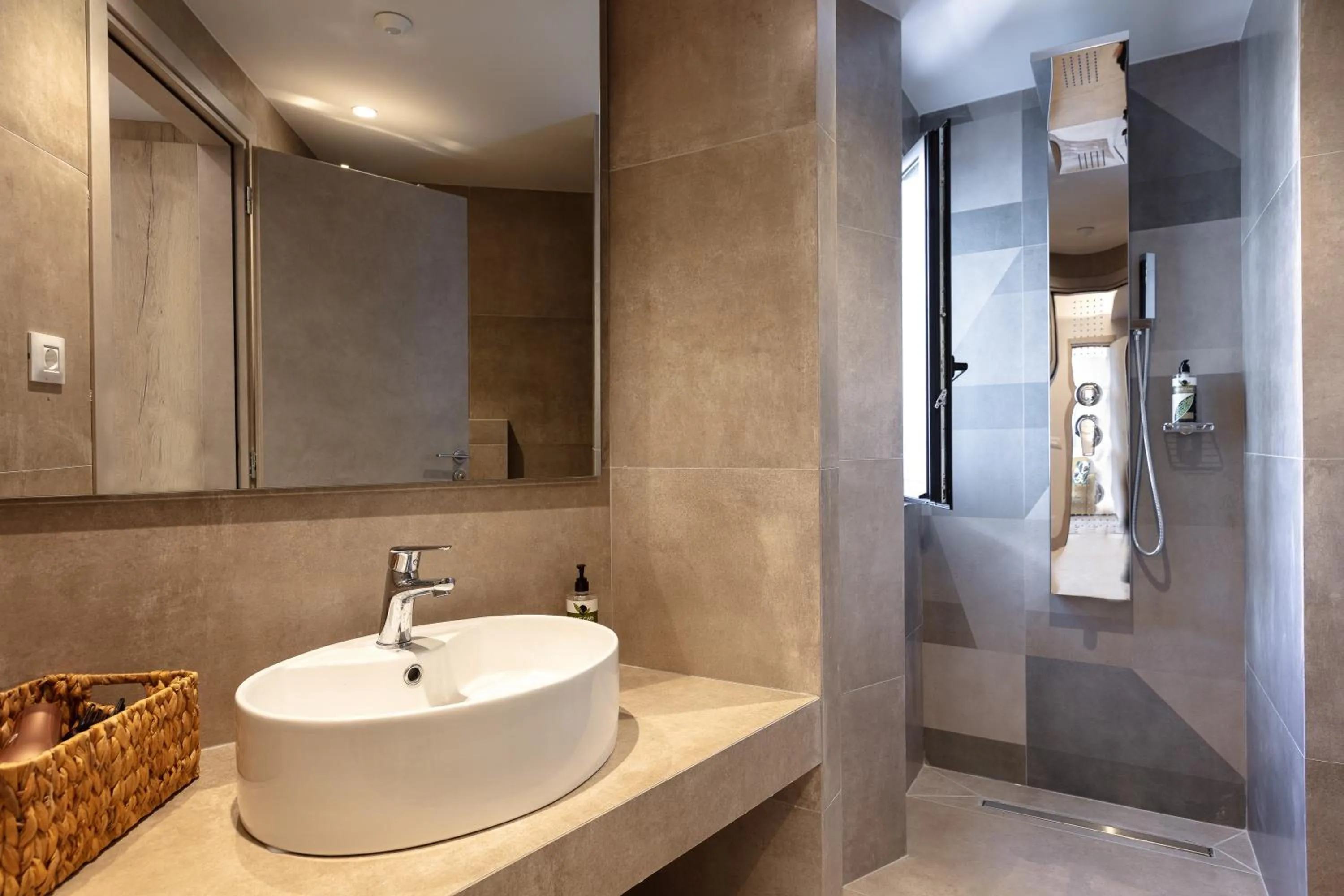 Lines Concept Accommodation