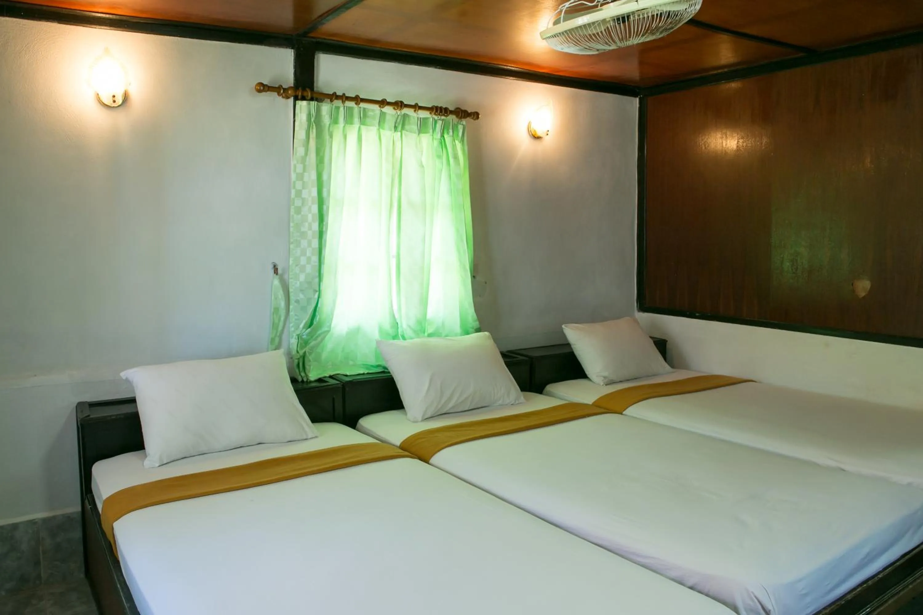 Bed in Haadrin Resort