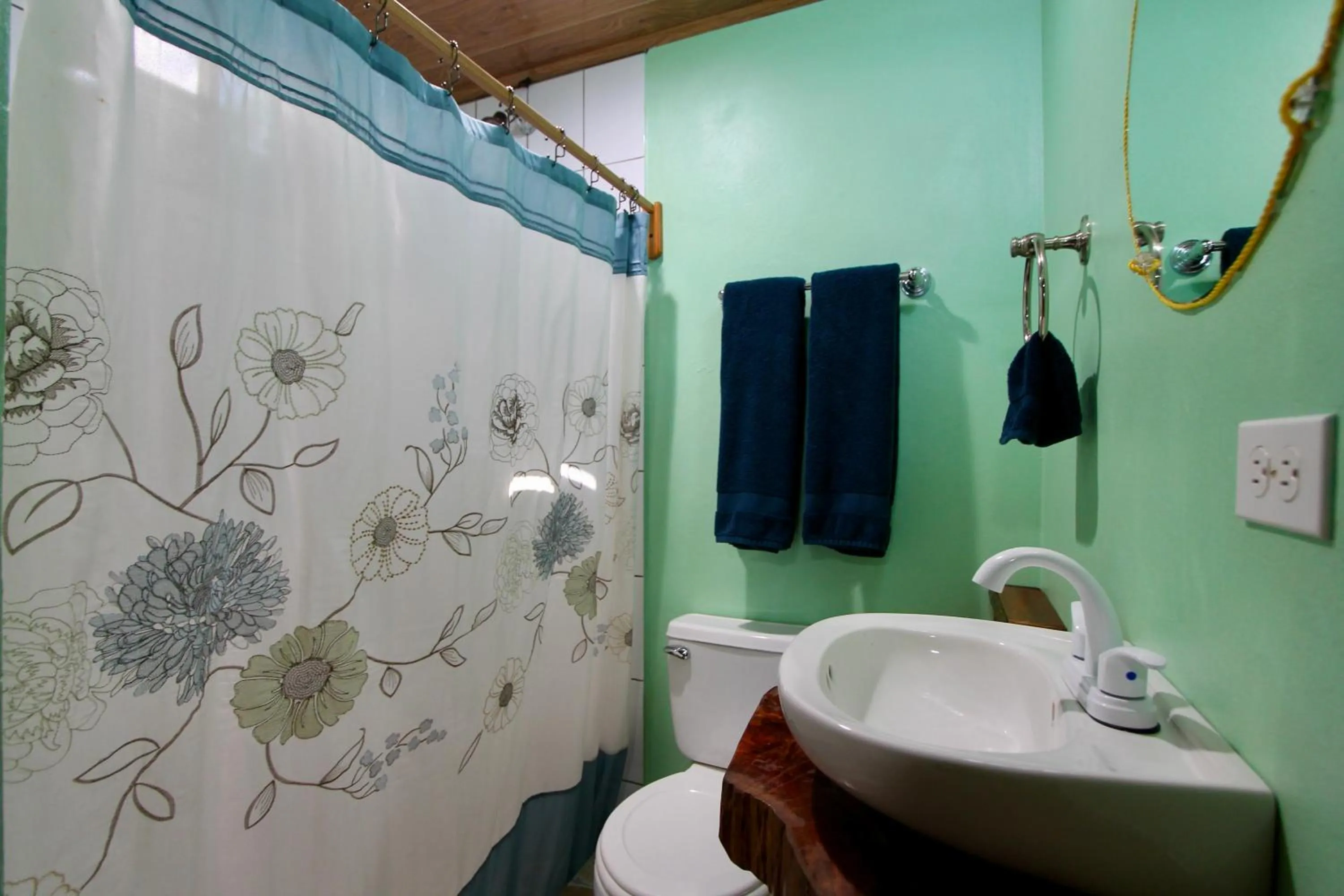 Shower in Hospedaje Rosa Del Mar & Sweets Cafe