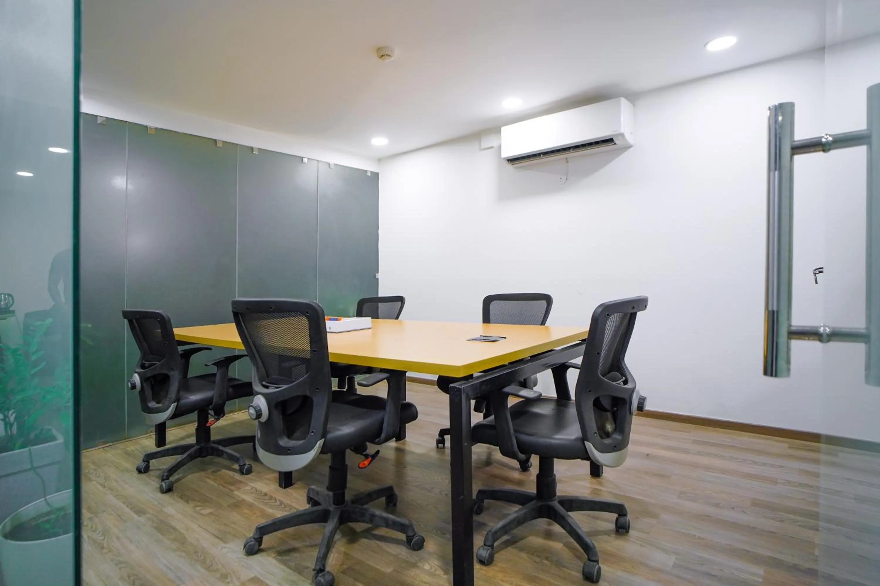 Meeting/conference room in Saltstayz Express - Golf Course Road & DLF Phase-1