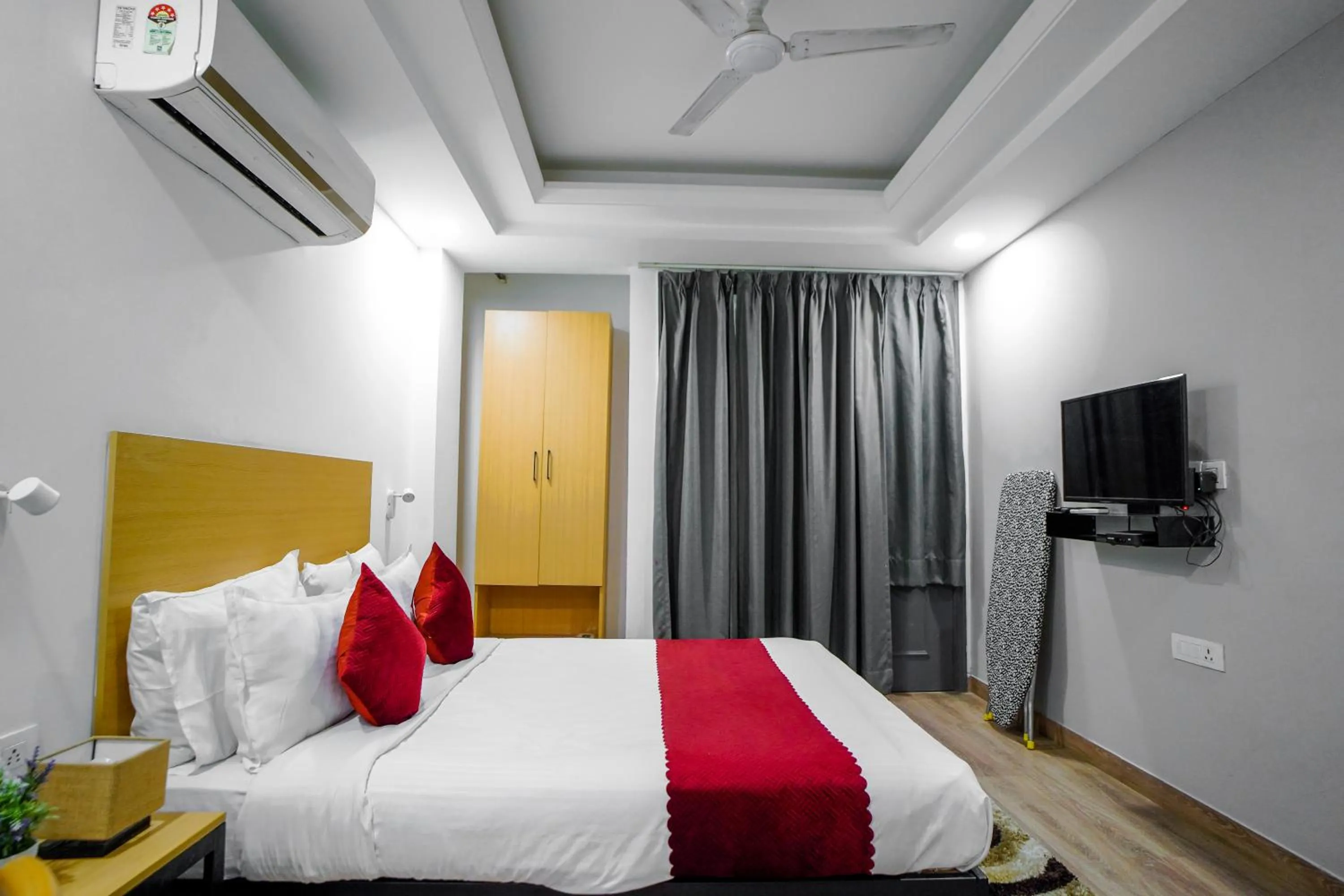 Bed in Saltstayz Express - Golf Course Road & DLF Phase-1