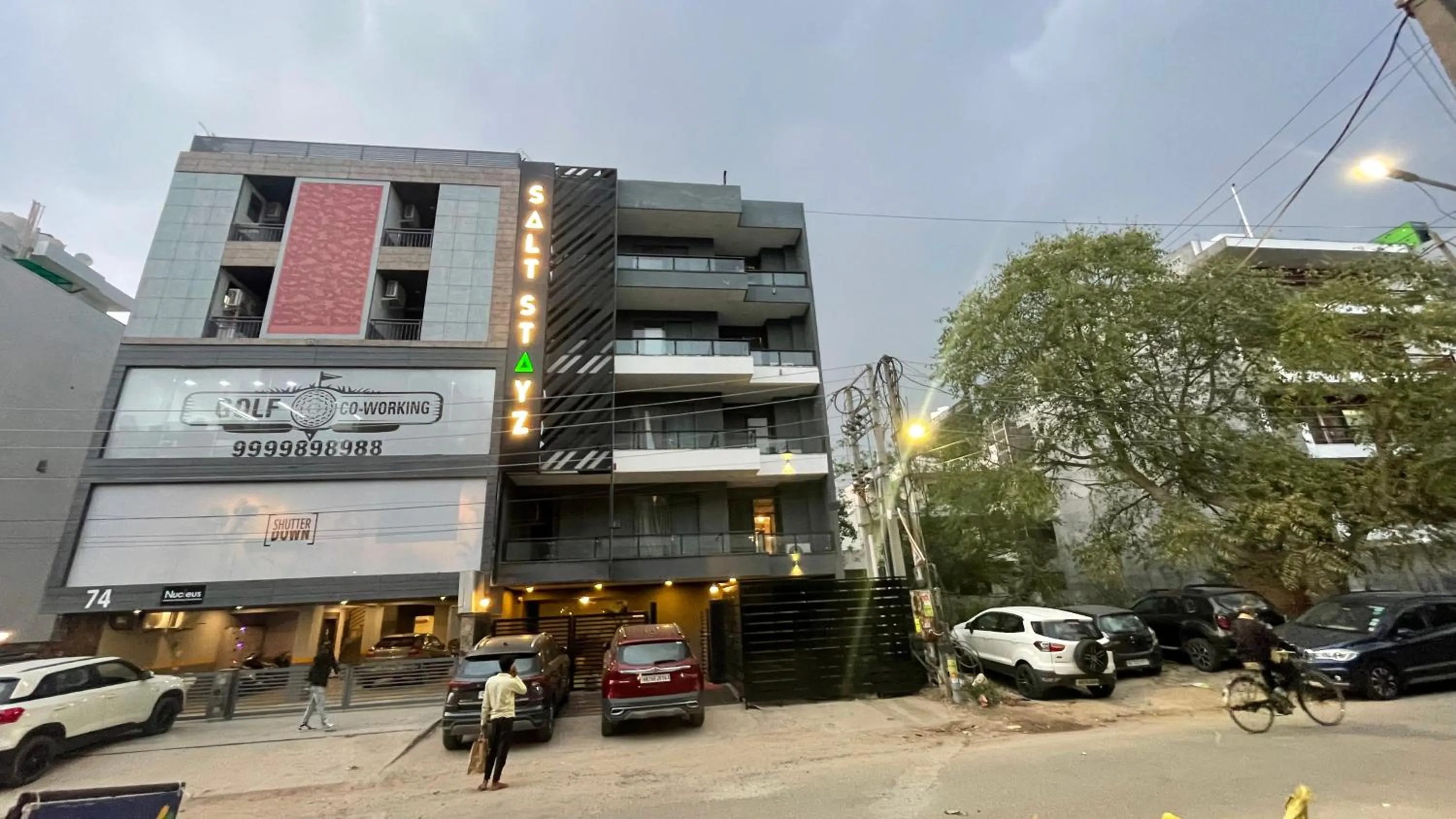 Property building in Saltstayz Express - Golf Course Road & DLF Phase-1