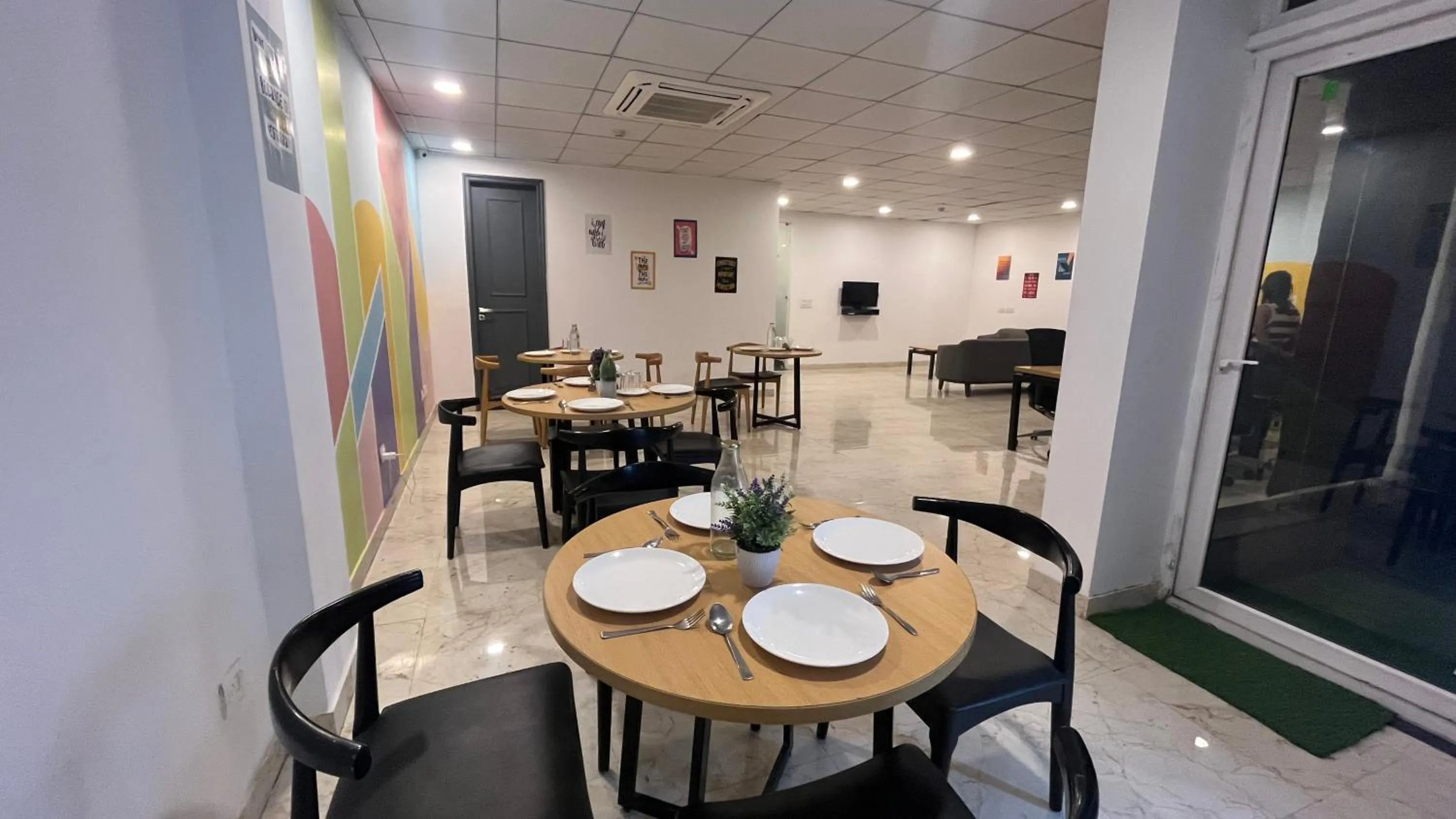 Restaurant/places to eat in Saltstayz Express - Golf Course Road & DLF Phase-1