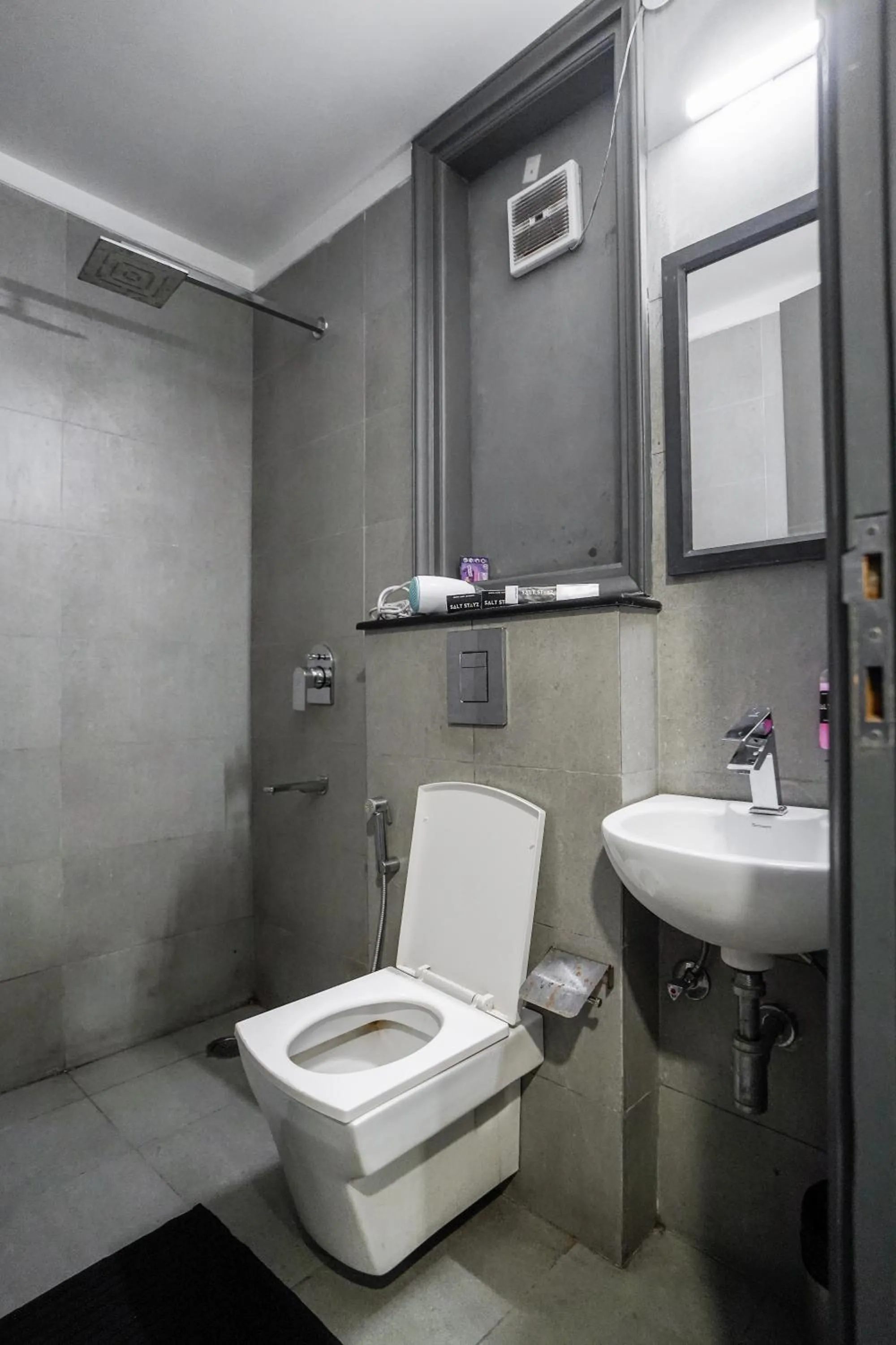 Shower in Saltstayz Express - Golf Course Road & DLF Phase-1
