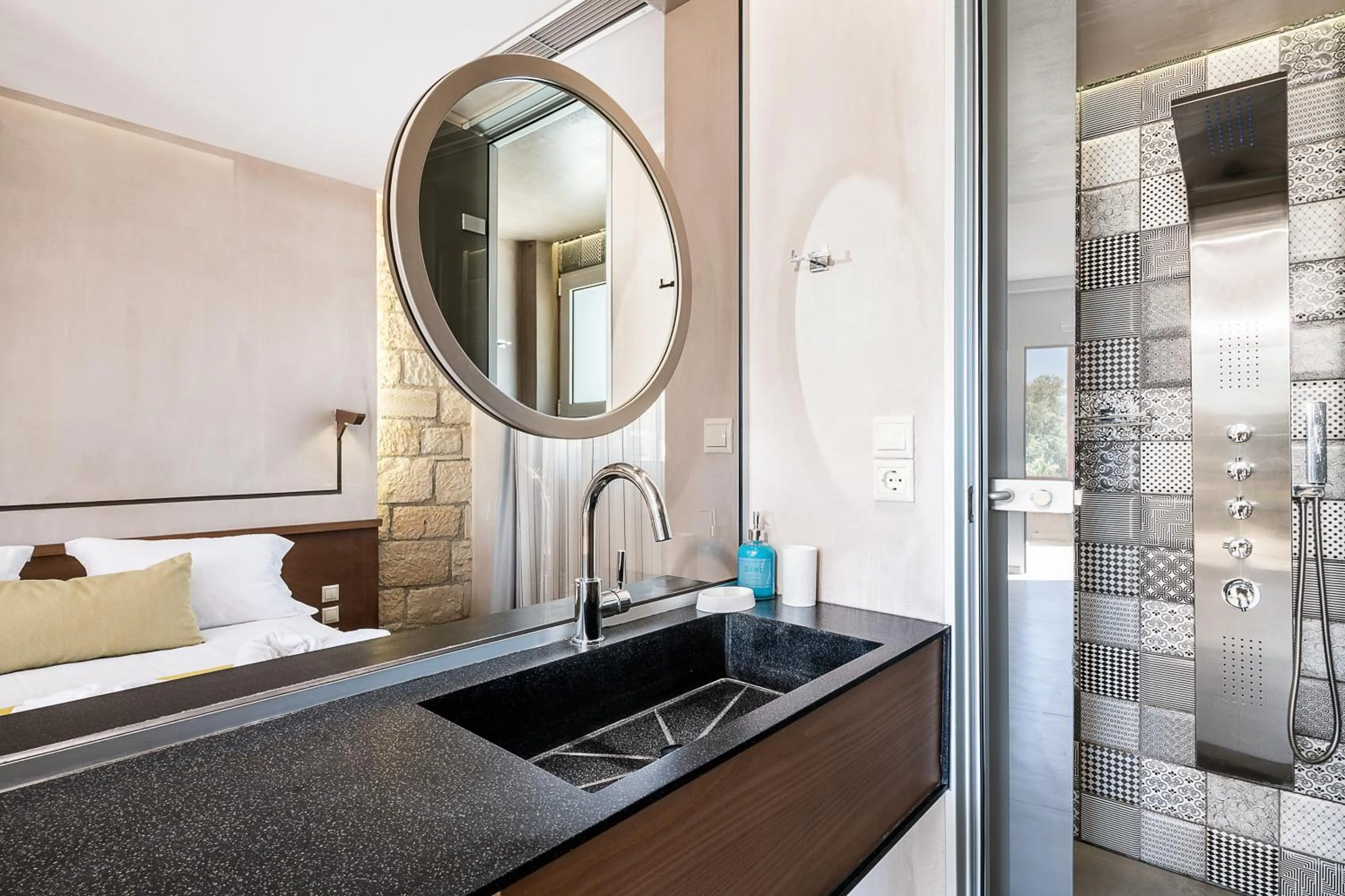 Bathroom, Bed in Kavos Hotel & Suites