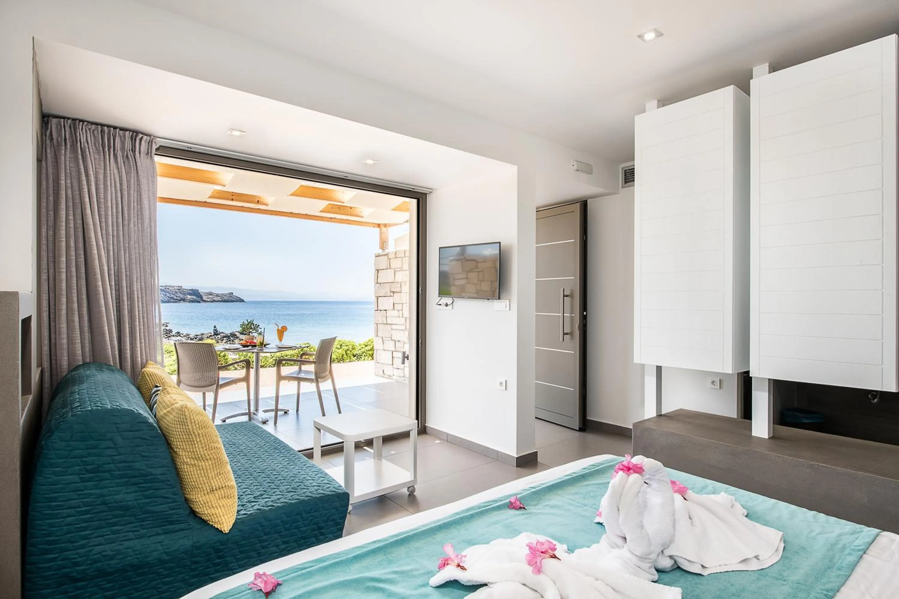 Balcony/Terrace, Bed in Kavos Hotel & Suites