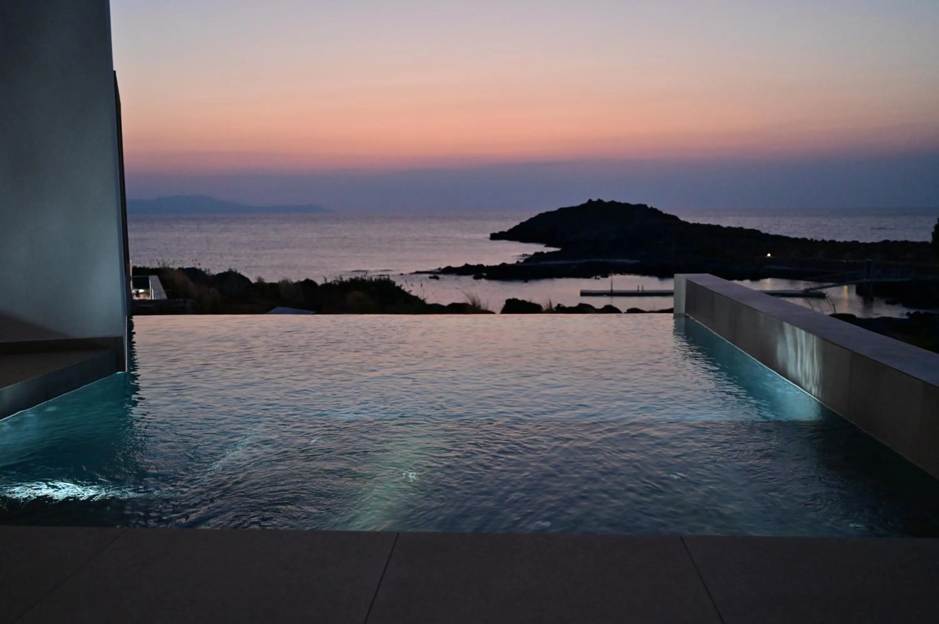 Kavos Hotel & Suites