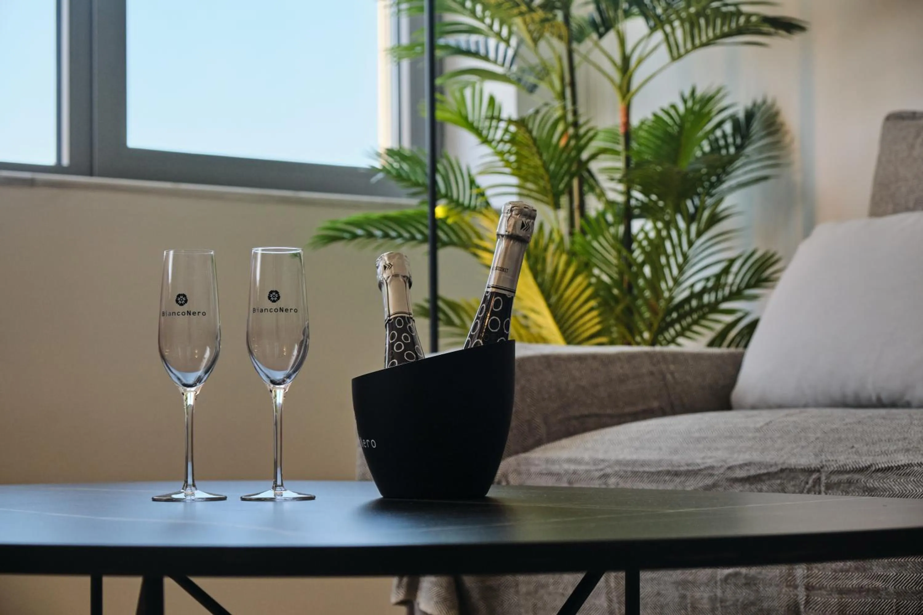 Kavos Hotel & Suites