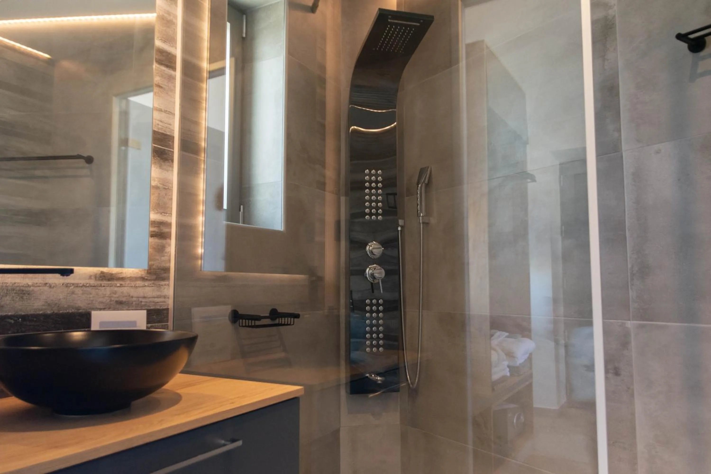 Kavos Hotel & Suites