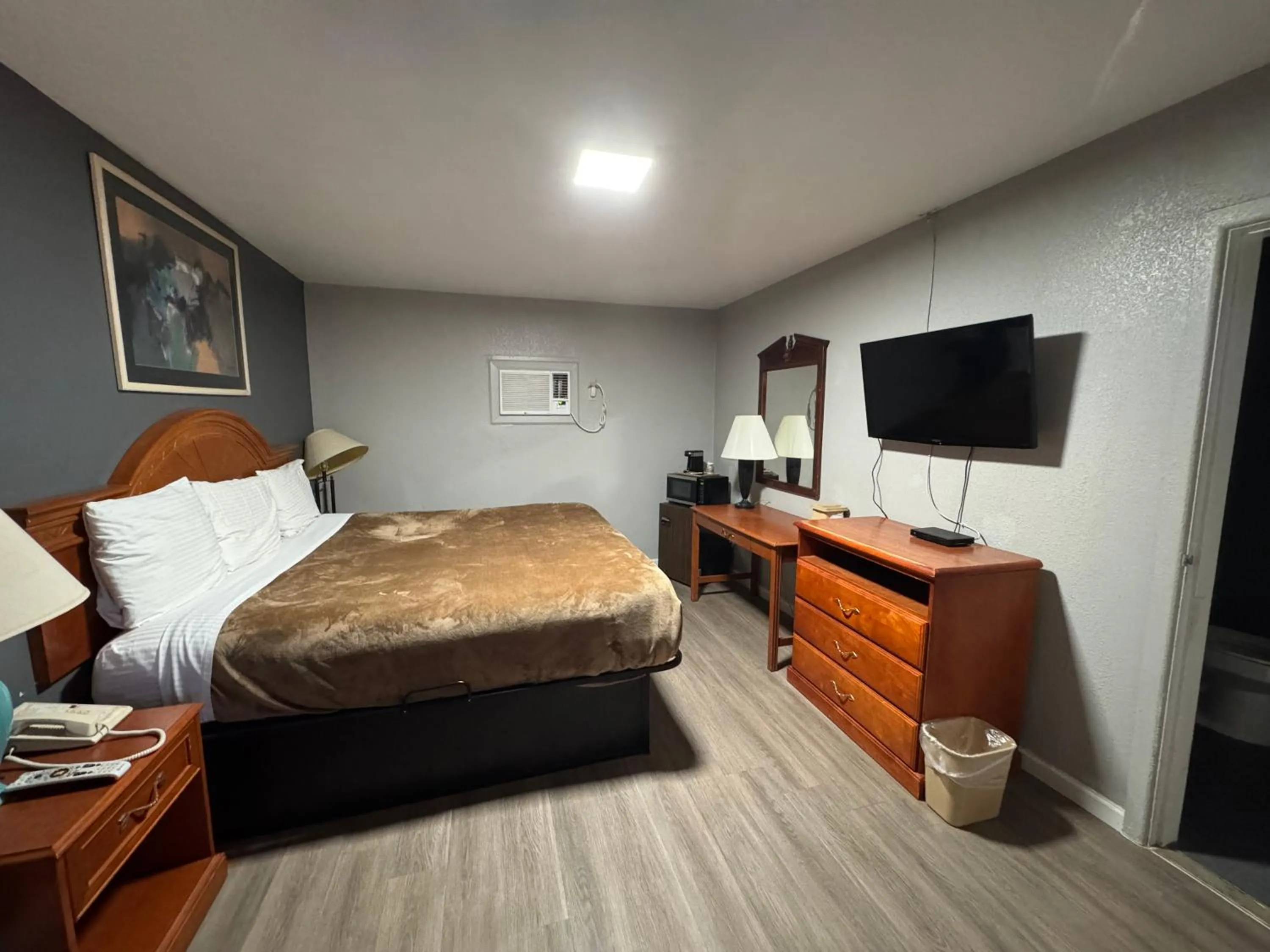 Bed in Hickman’s Motel