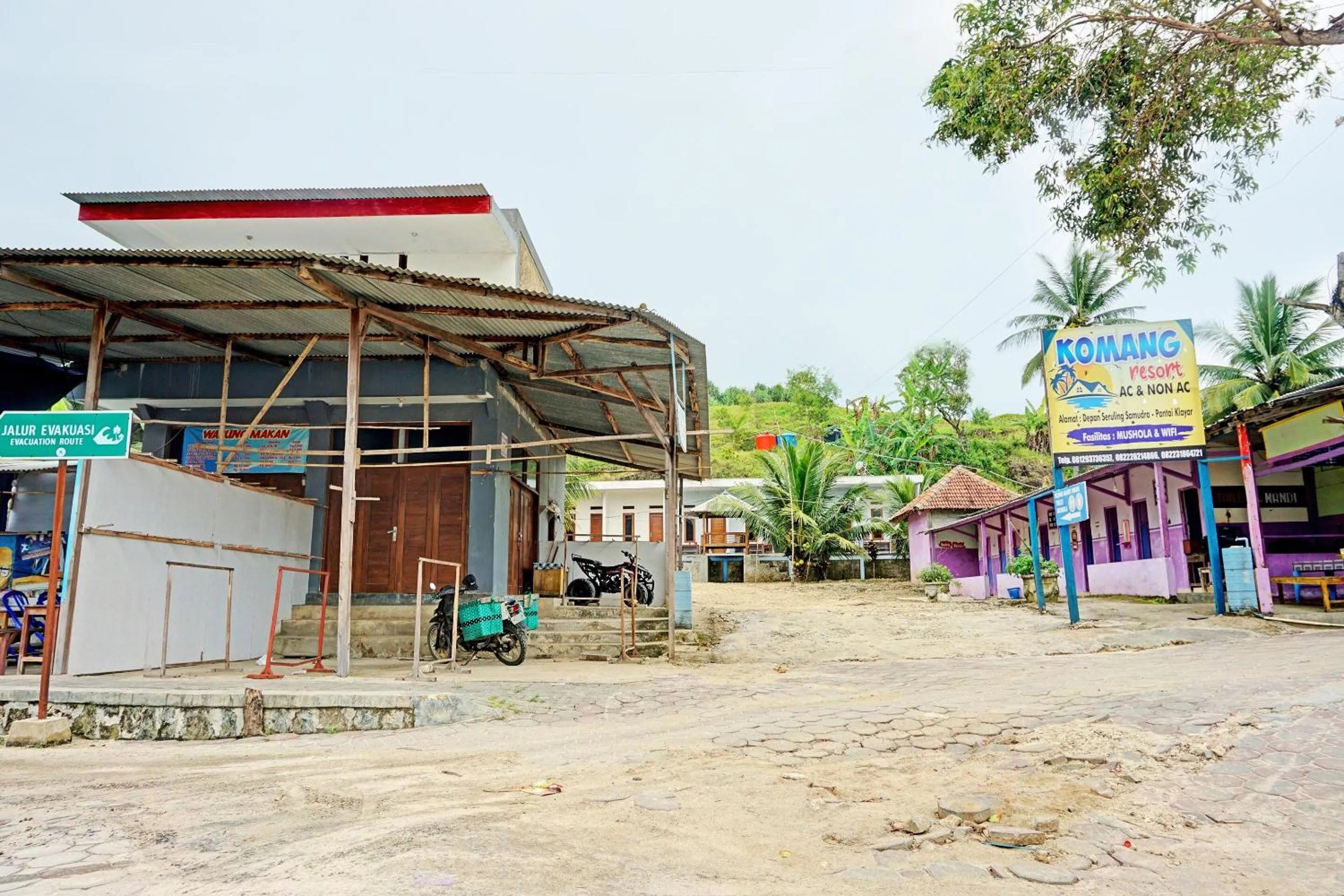 Facade/entrance in OYO 92183 Komang Resort Klayar