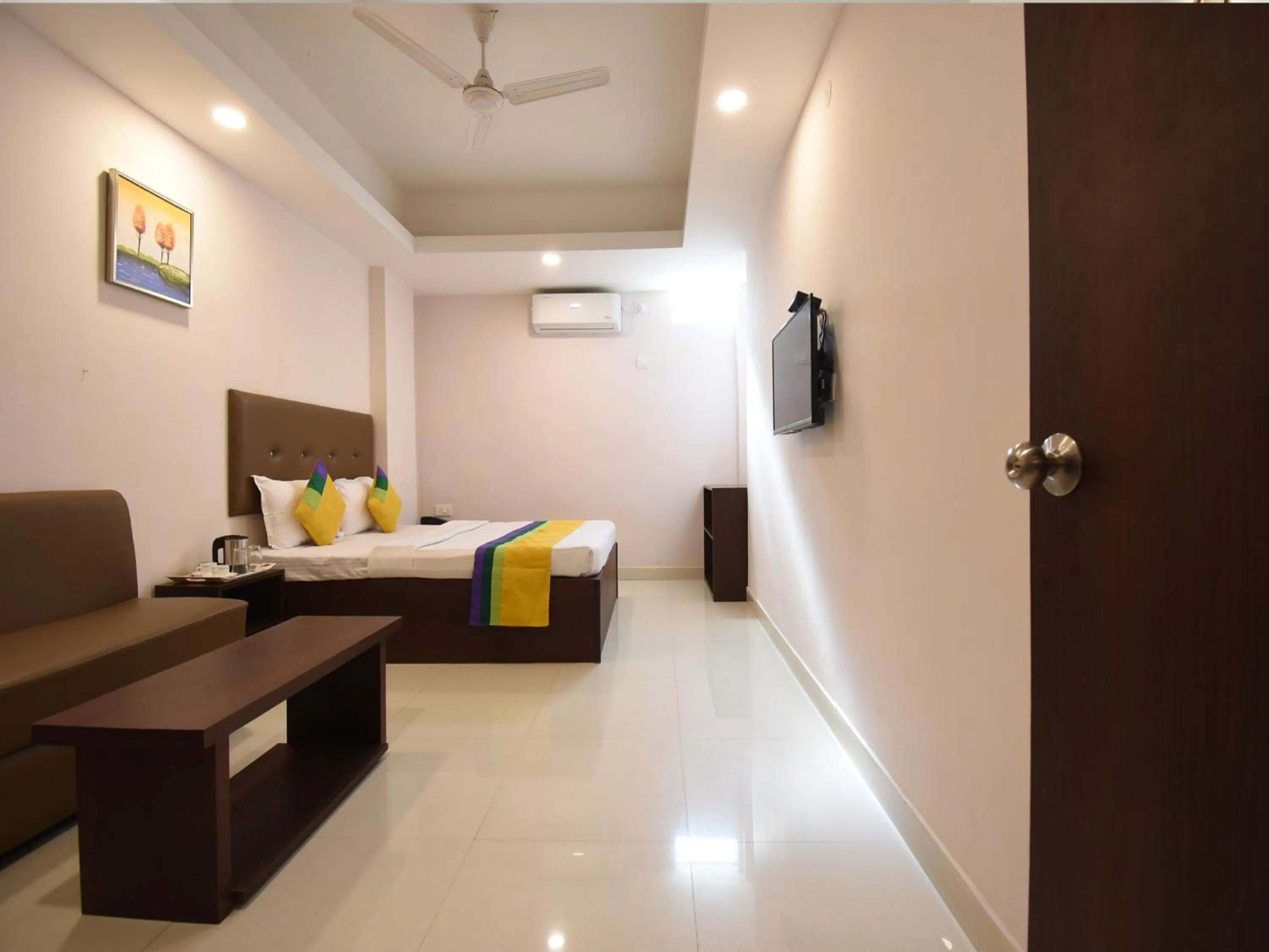 Photo of the whole room, Bed in Hotel Soneva Inn