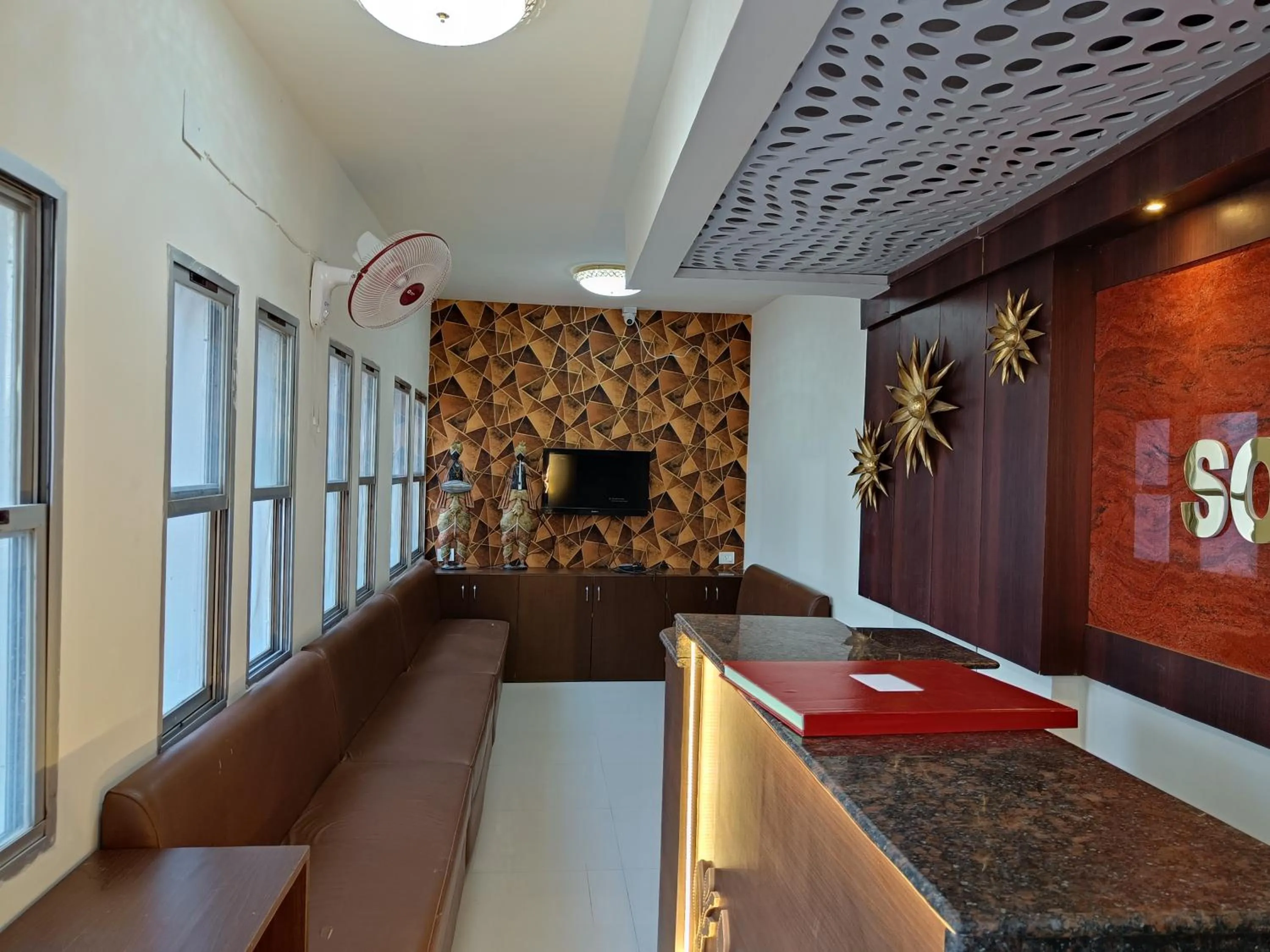 Communal lounge/ TV room in Hotel Soneva Inn