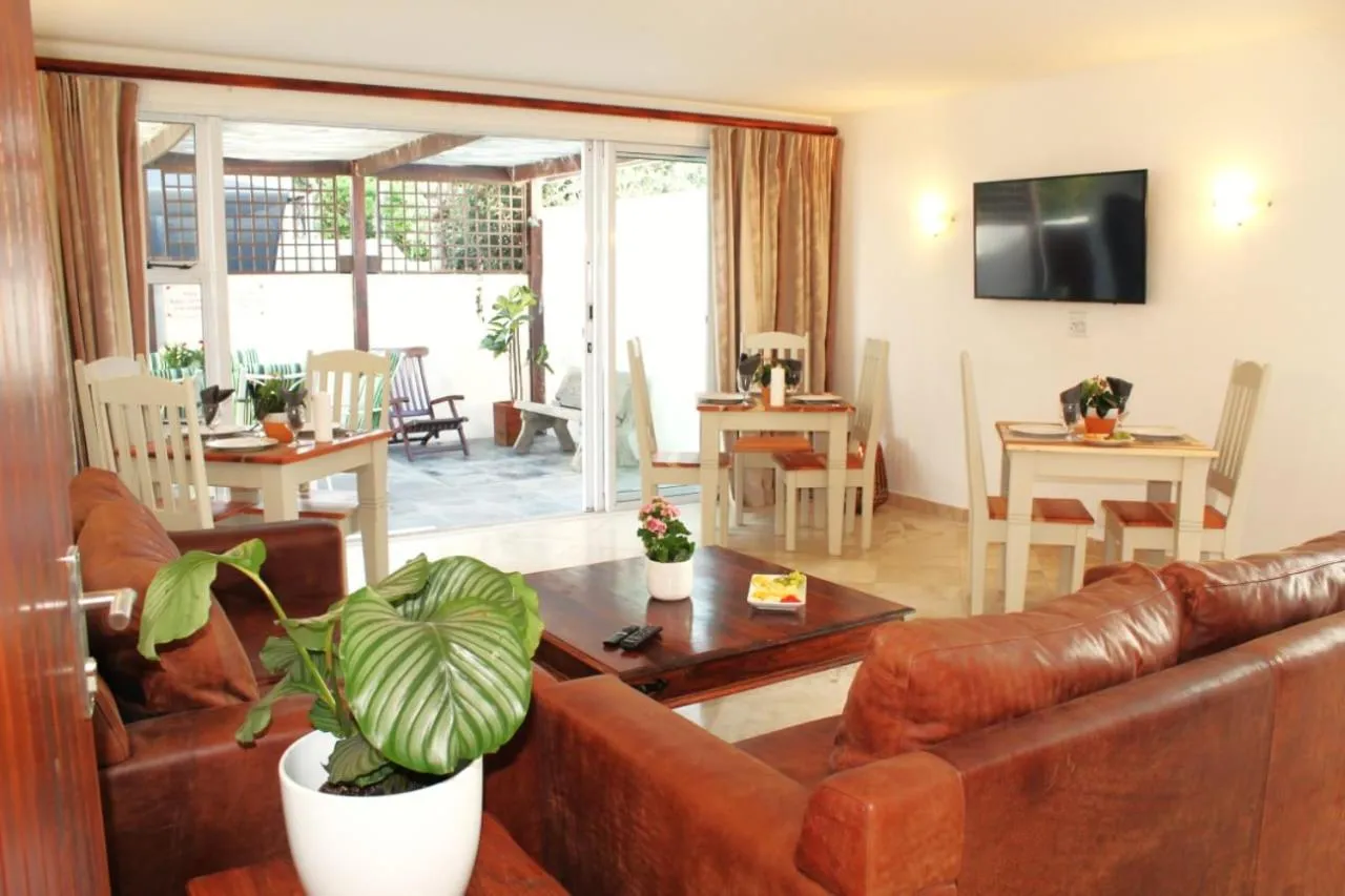 Communal lounge/ TV room in 7th Wonder Beach Guest House