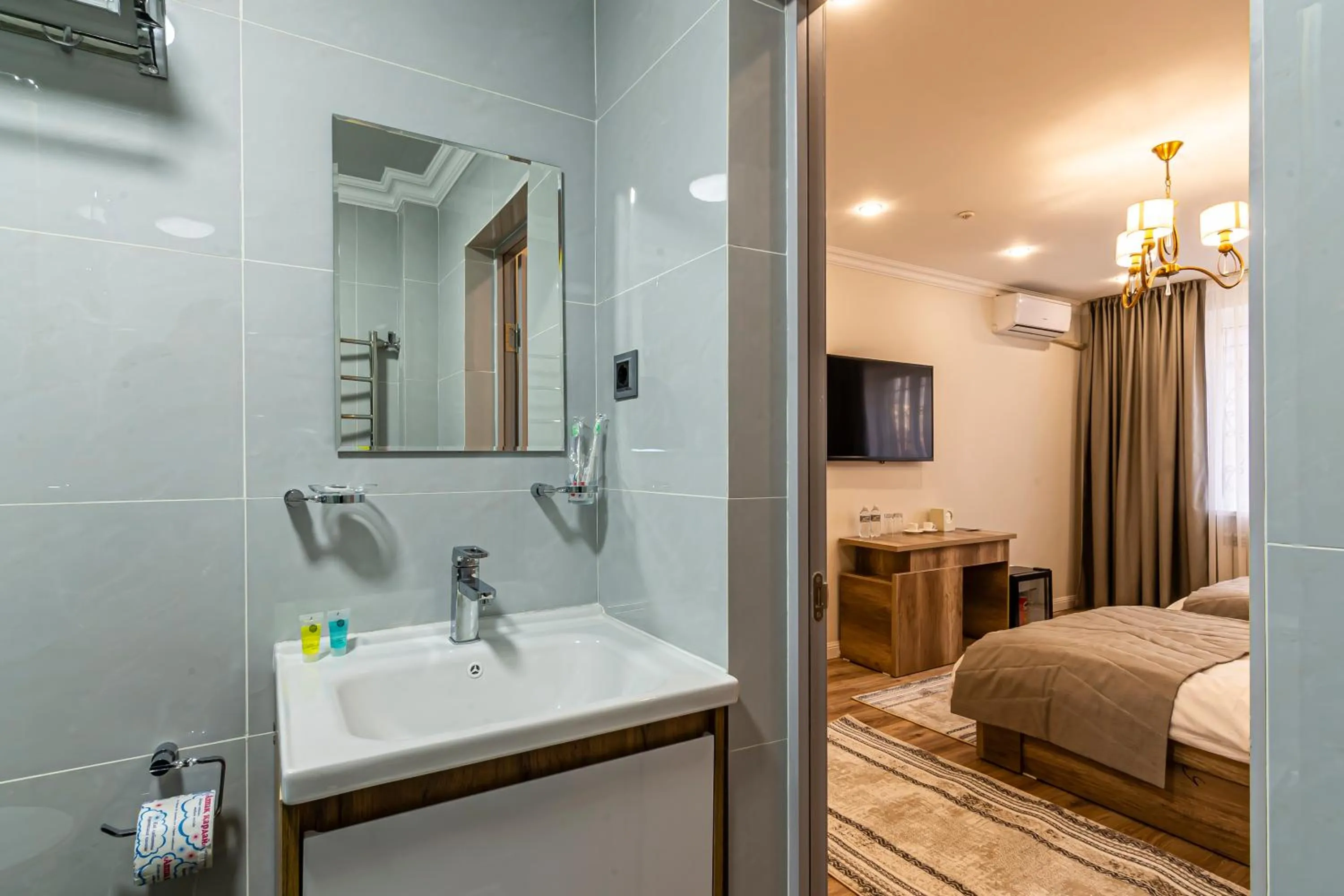Shower, Bed in Oscar Hotel by AG Hotels Group