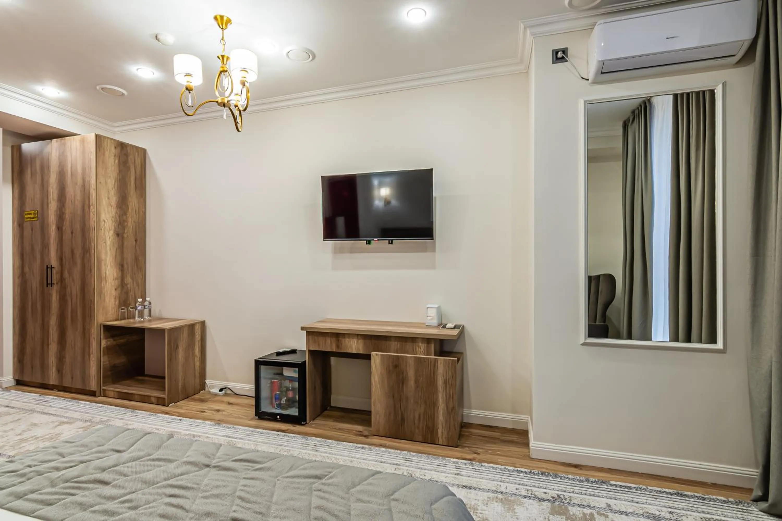 TV and multimedia, Bed in Oscar Hotel by AG Hotels Group