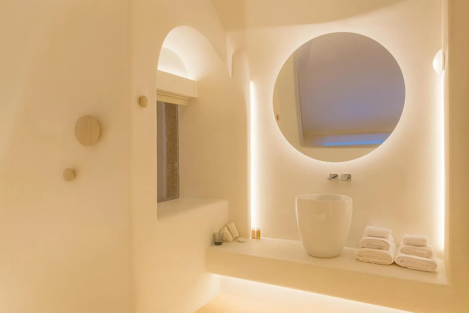 Decorative detail in Chic Hotel Santorini