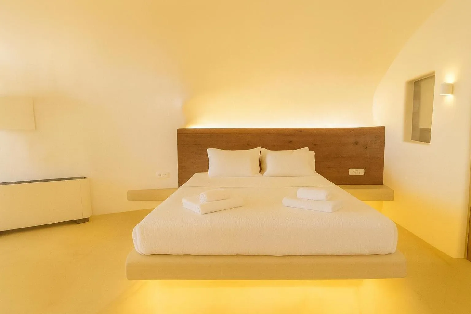 Bed in Chic Hotel Santorini
