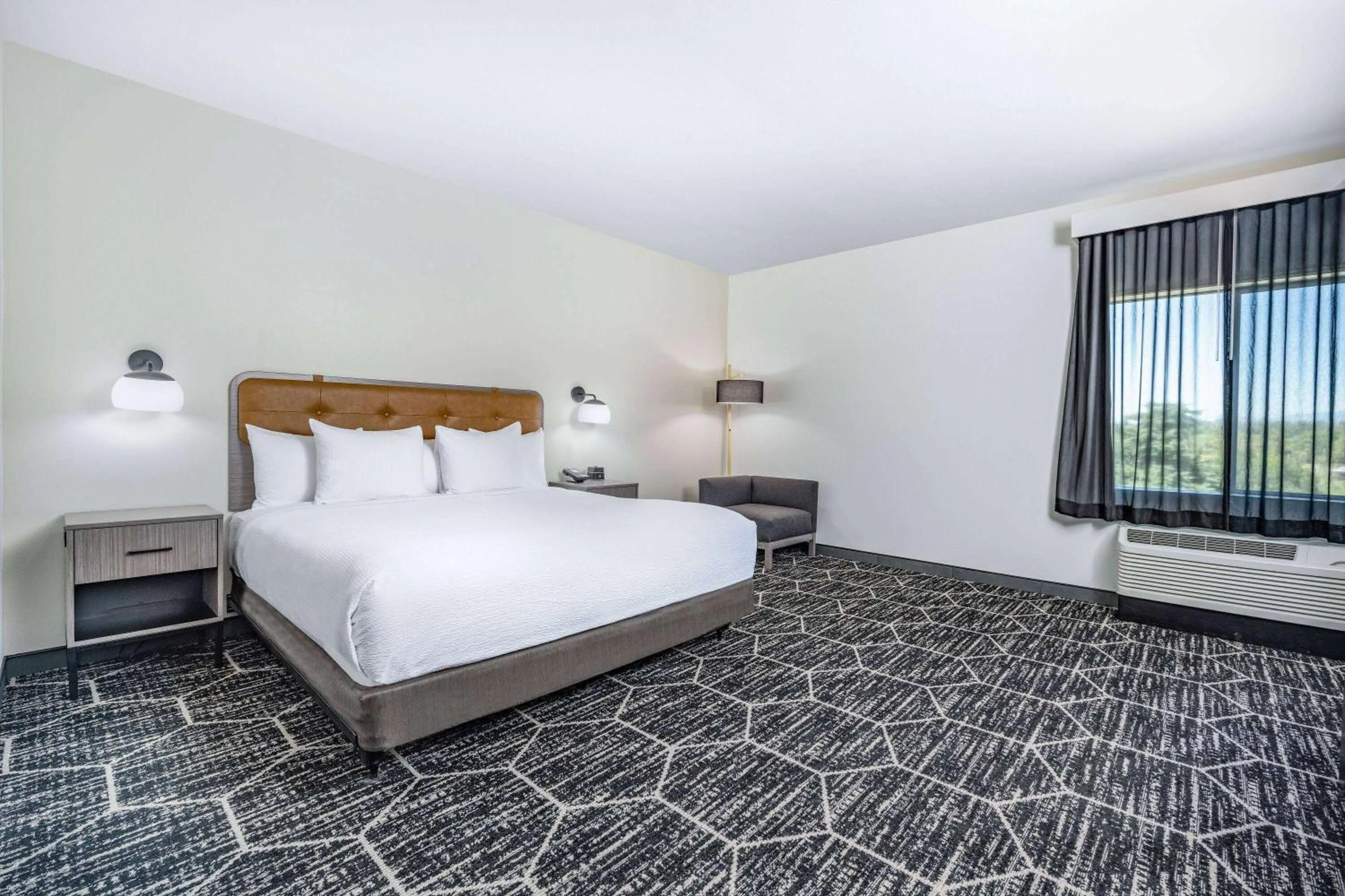 Photo of the whole room, Bed in La Quinta Inn & Suites by Wyndham Yucaipa