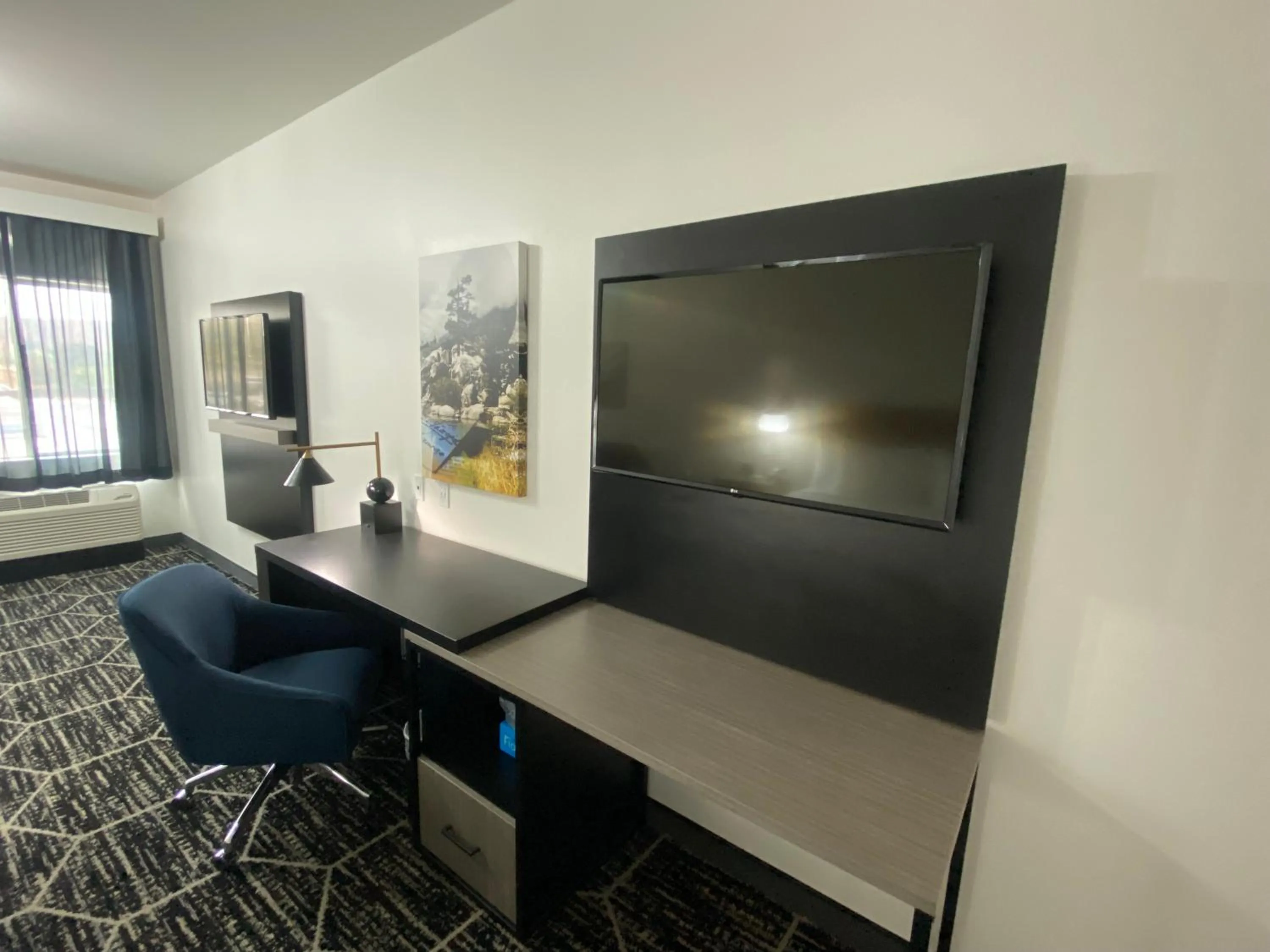 TV and multimedia in La Quinta Inn & Suites by Wyndham Yucaipa