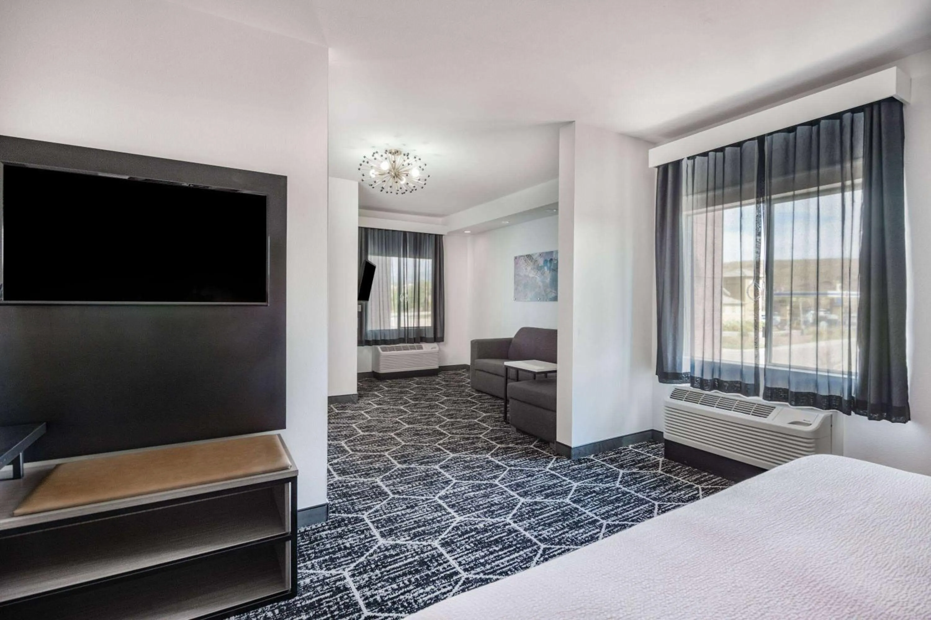 Bed in La Quinta Inn & Suites by Wyndham Yucaipa