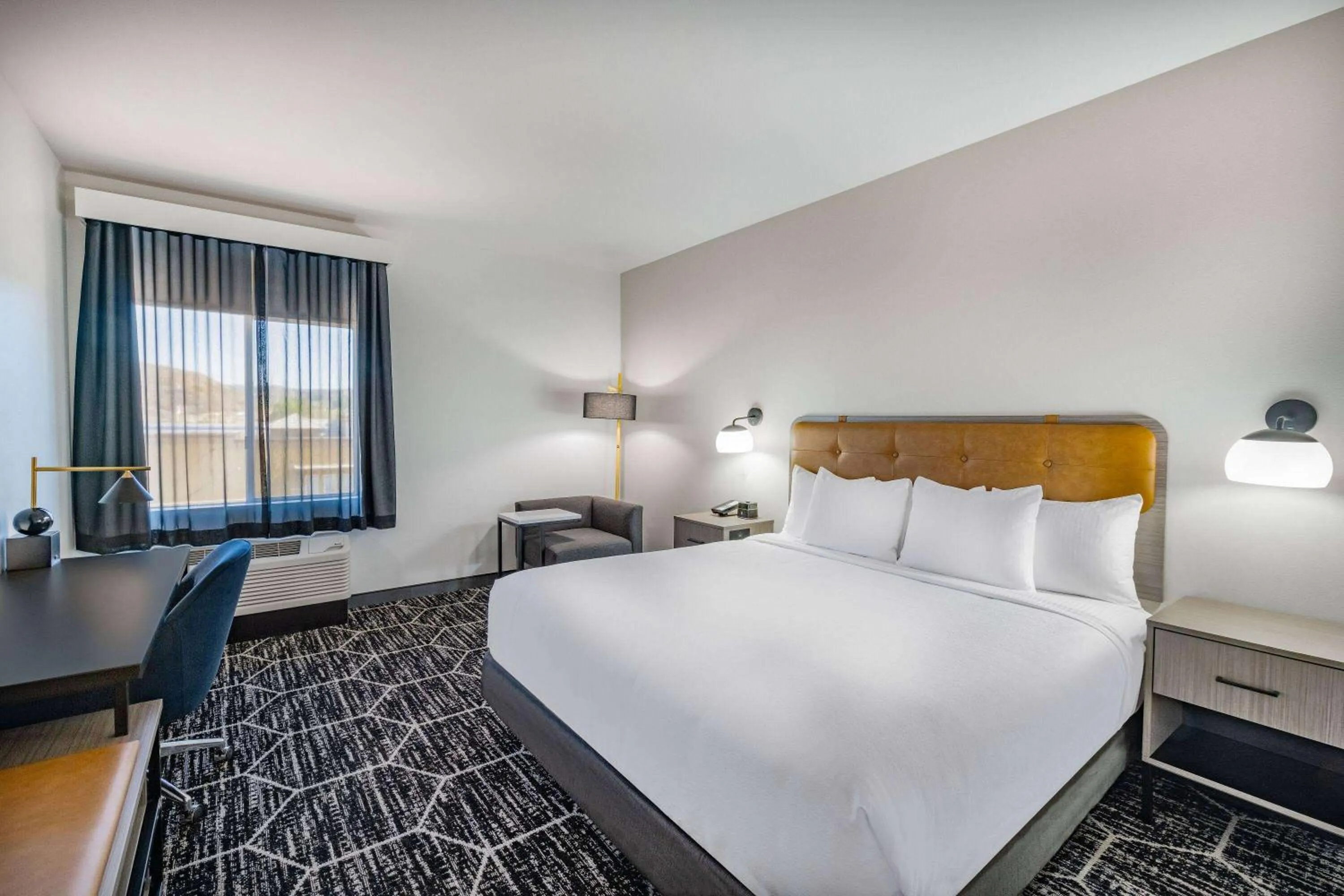 Bed in La Quinta Inn & Suites by Wyndham Yucaipa